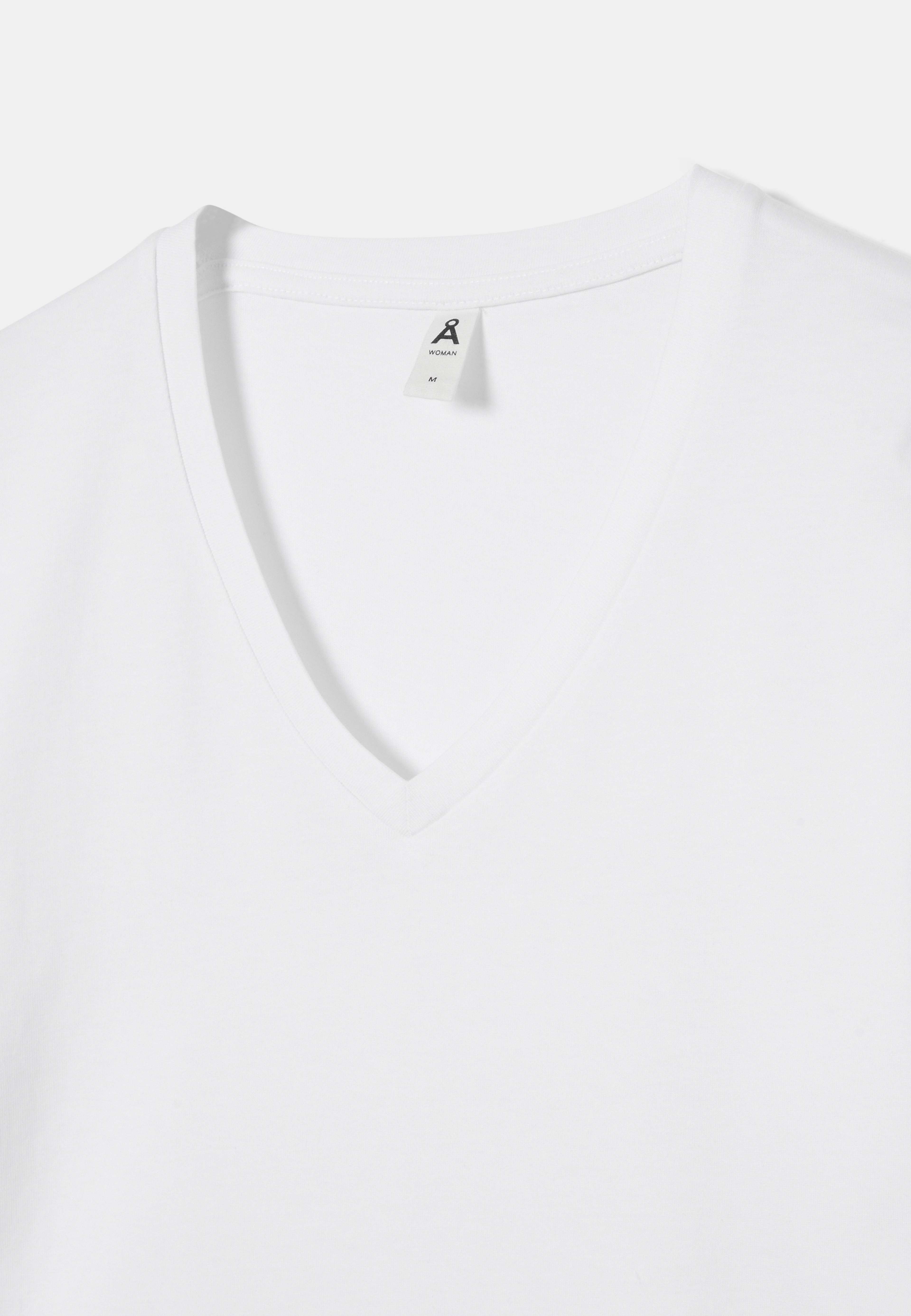 V-ringad t-shirt NINA, från Å WOMAN, i färgen White. Klicka för att öppna bilden i stort format