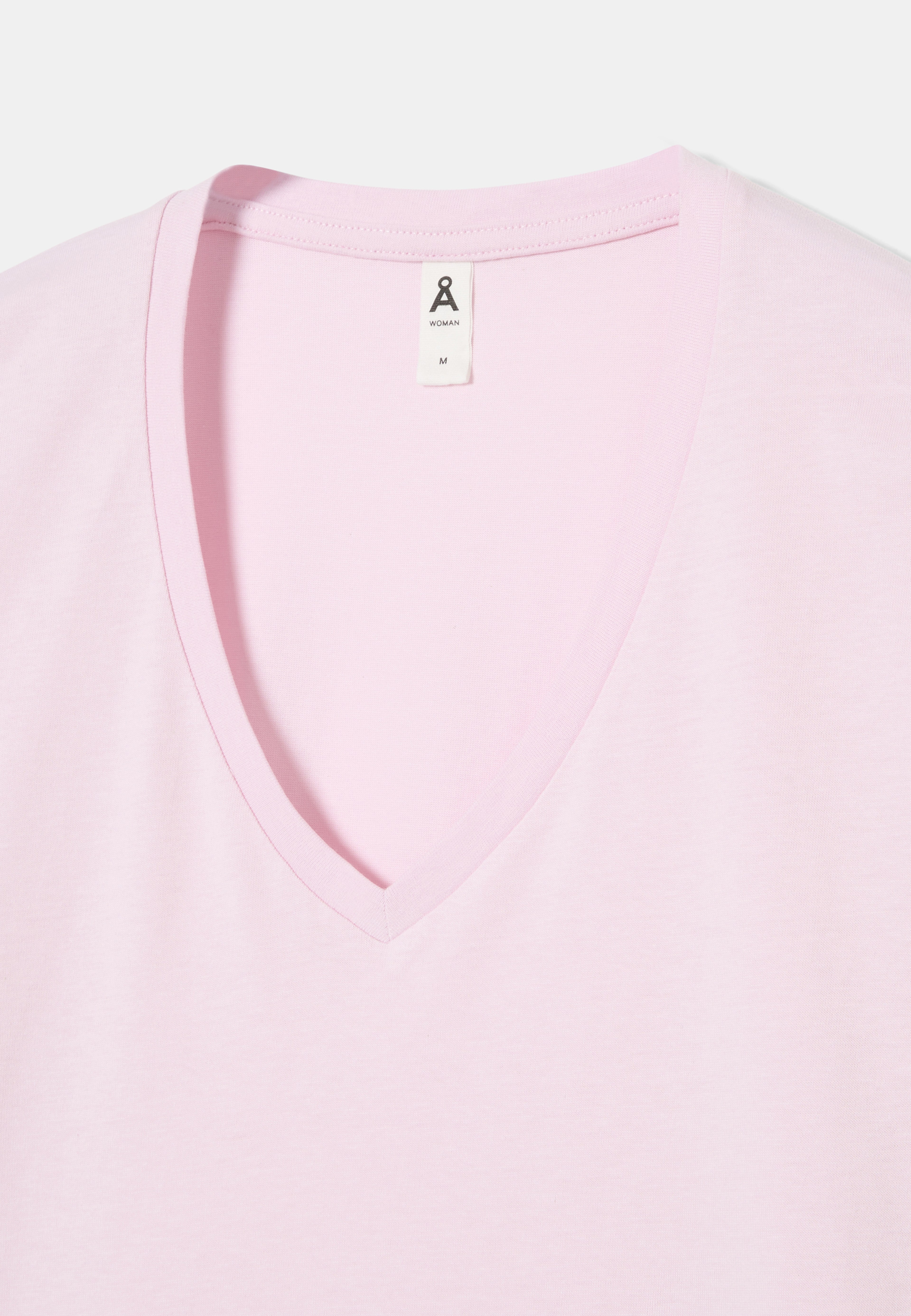 V-ringad t-shirt NINA, från Å WOMAN, i färgen Pink. Klicka för att öppna bilden i stort format