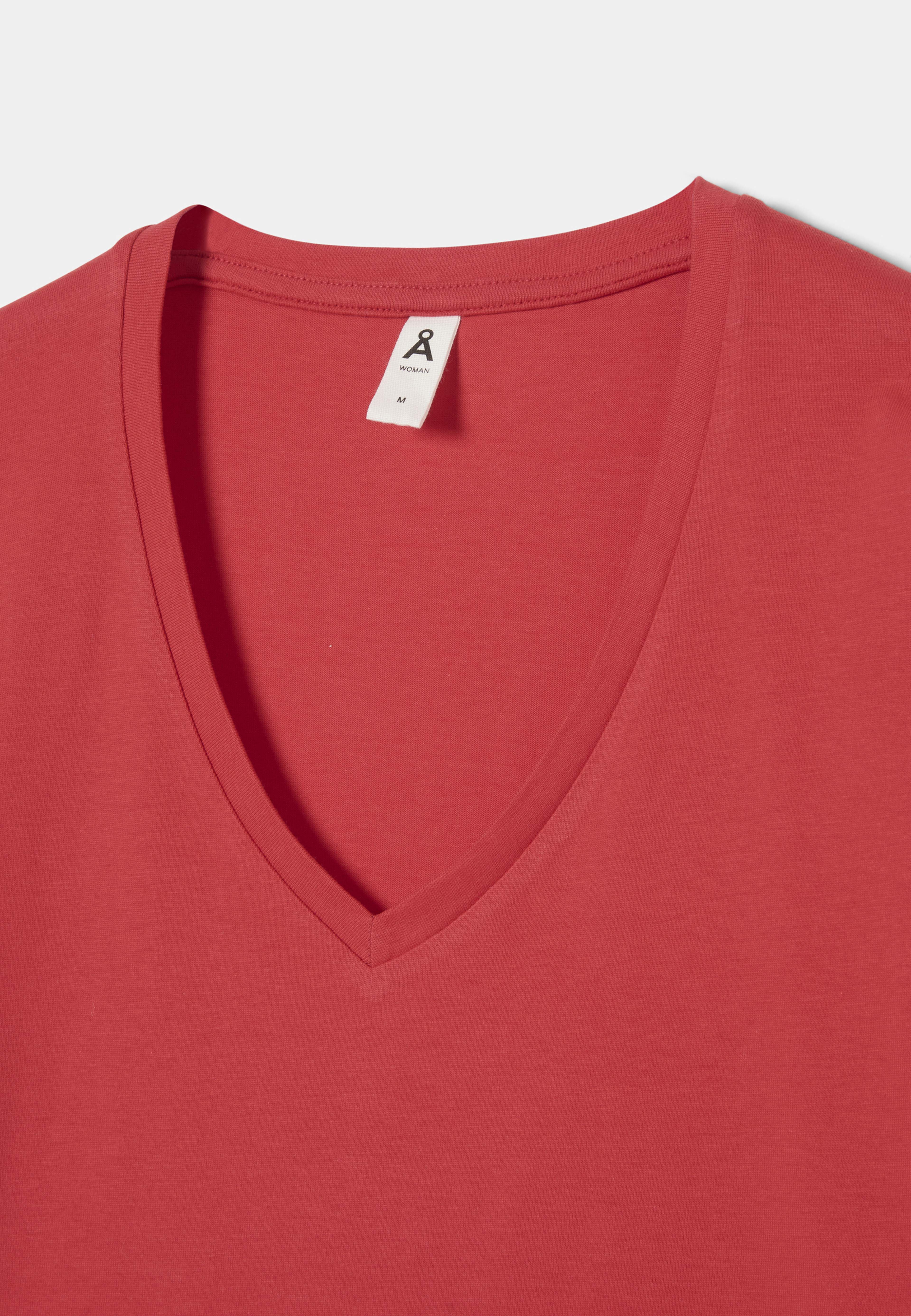 V-ringad t-shirt NINA, från Å WOMAN, i färgen Red. Klicka för att öppna bilden i stort format