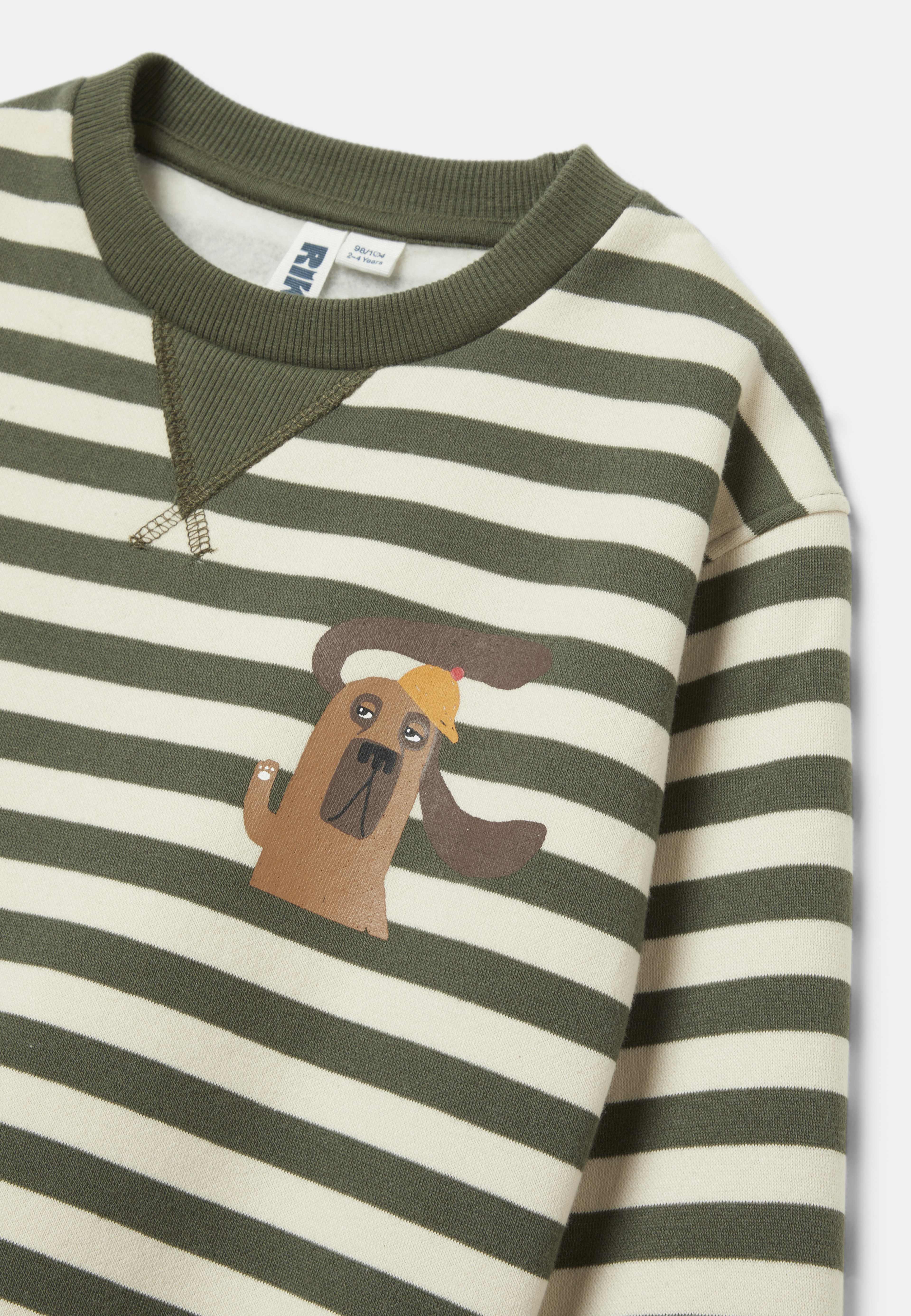 Collegetröja MILES, från RIKIKI, i färgen Khaki Stripe. Klicka för att öppna bilden i stort format