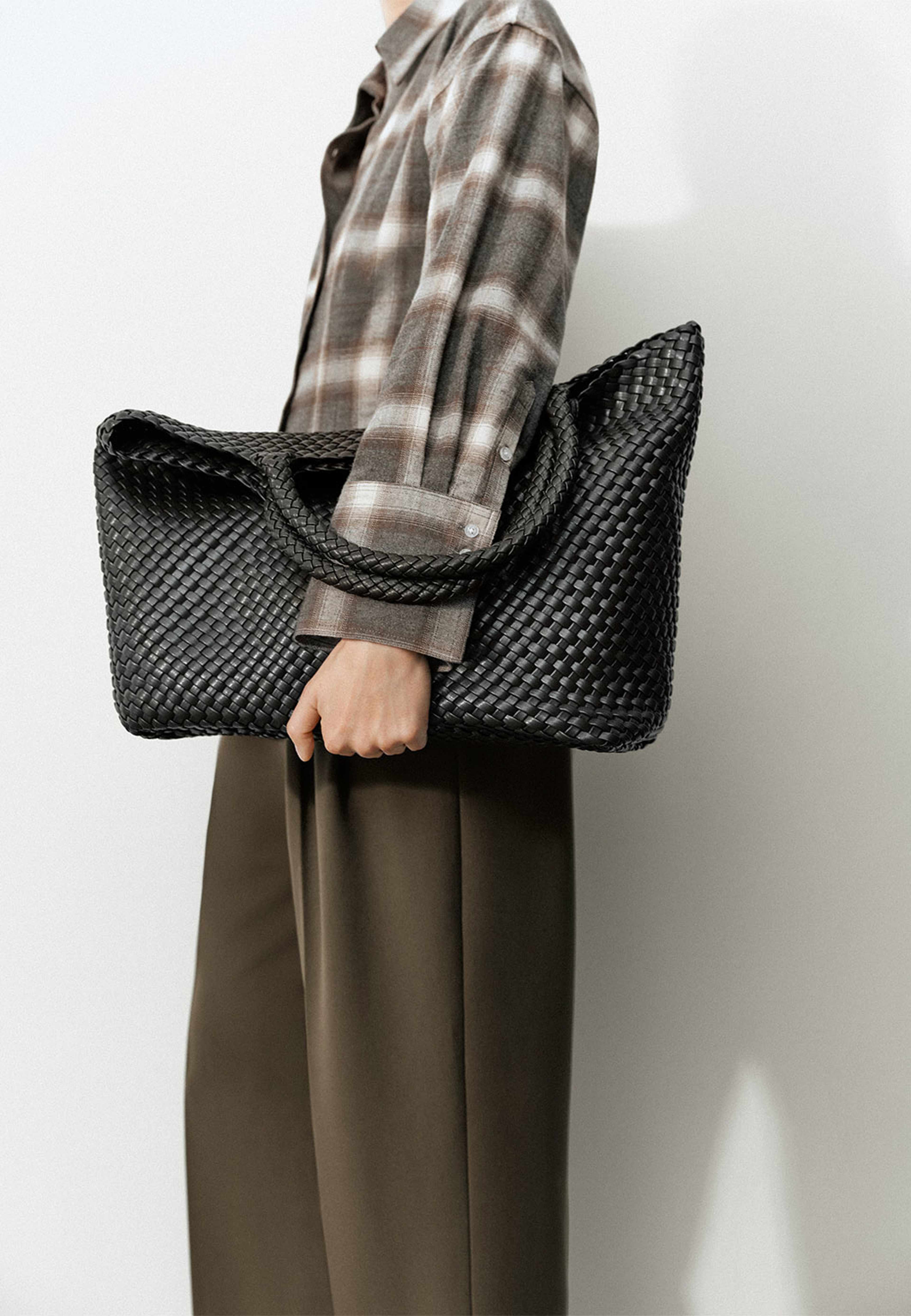 Flätad totebag med fodral BRIGITTE, från Wera, i färgen Dk Brown. Klicka för att öppna bilden i stort format