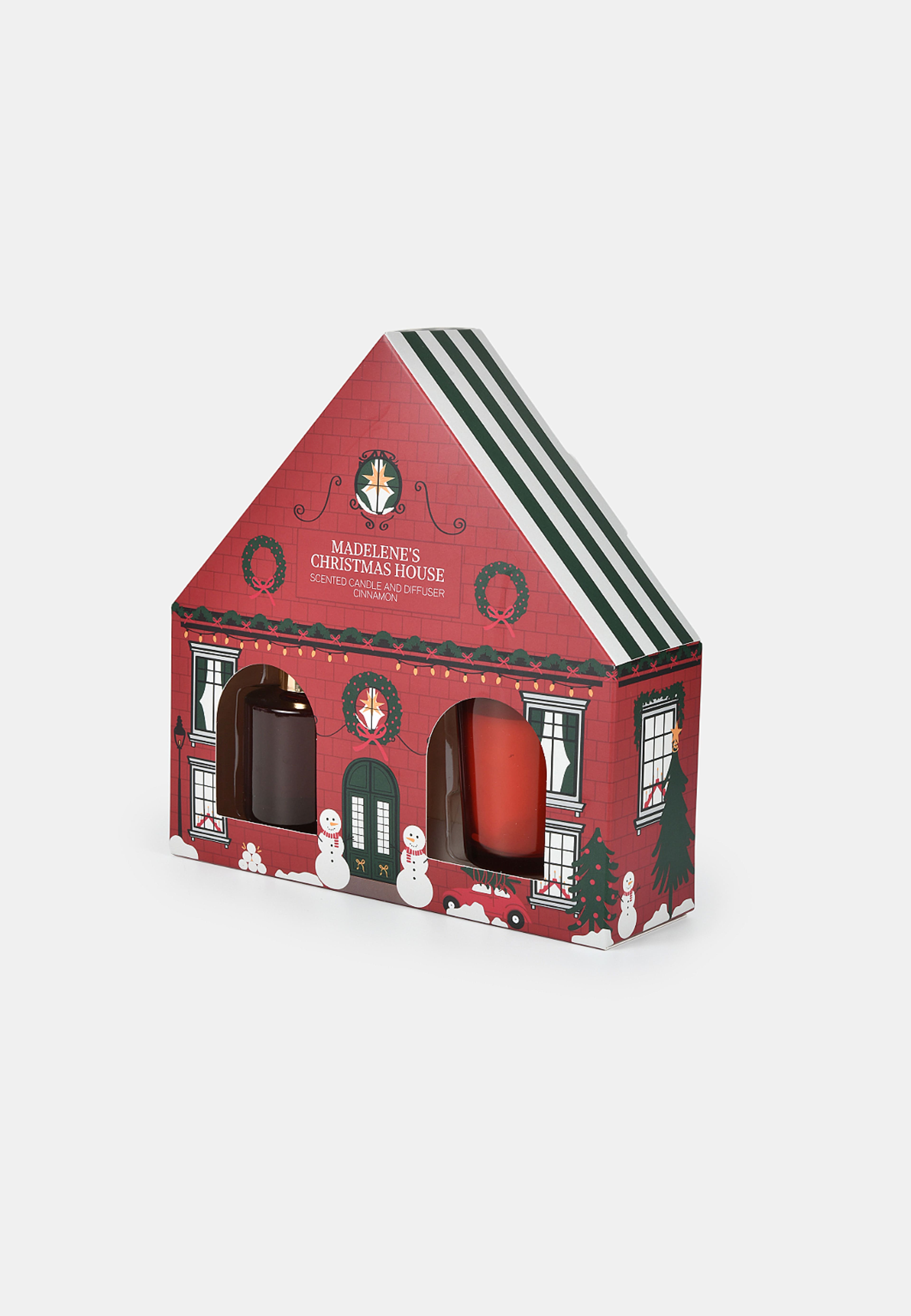 Gåvoset doftljus och doftspridare Madeleine's Christmas House large, från Åhléns Home, i färgen Red. Klicka för att öppna bilden i stort format