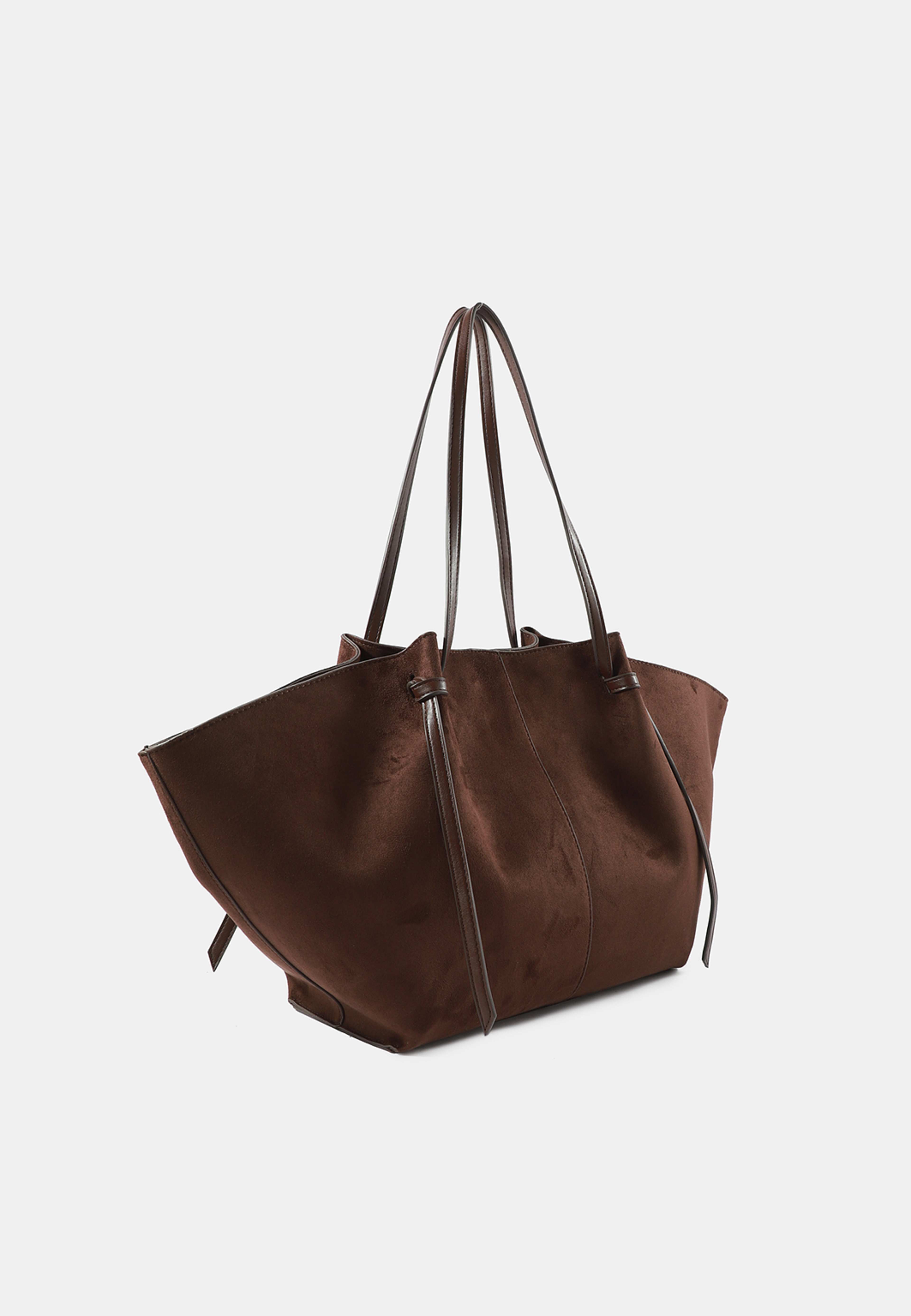 Totebag SOPHIE, från Carin Wester, i färgen Dark Brown Suede. Klicka för att öppna bilden i stort format