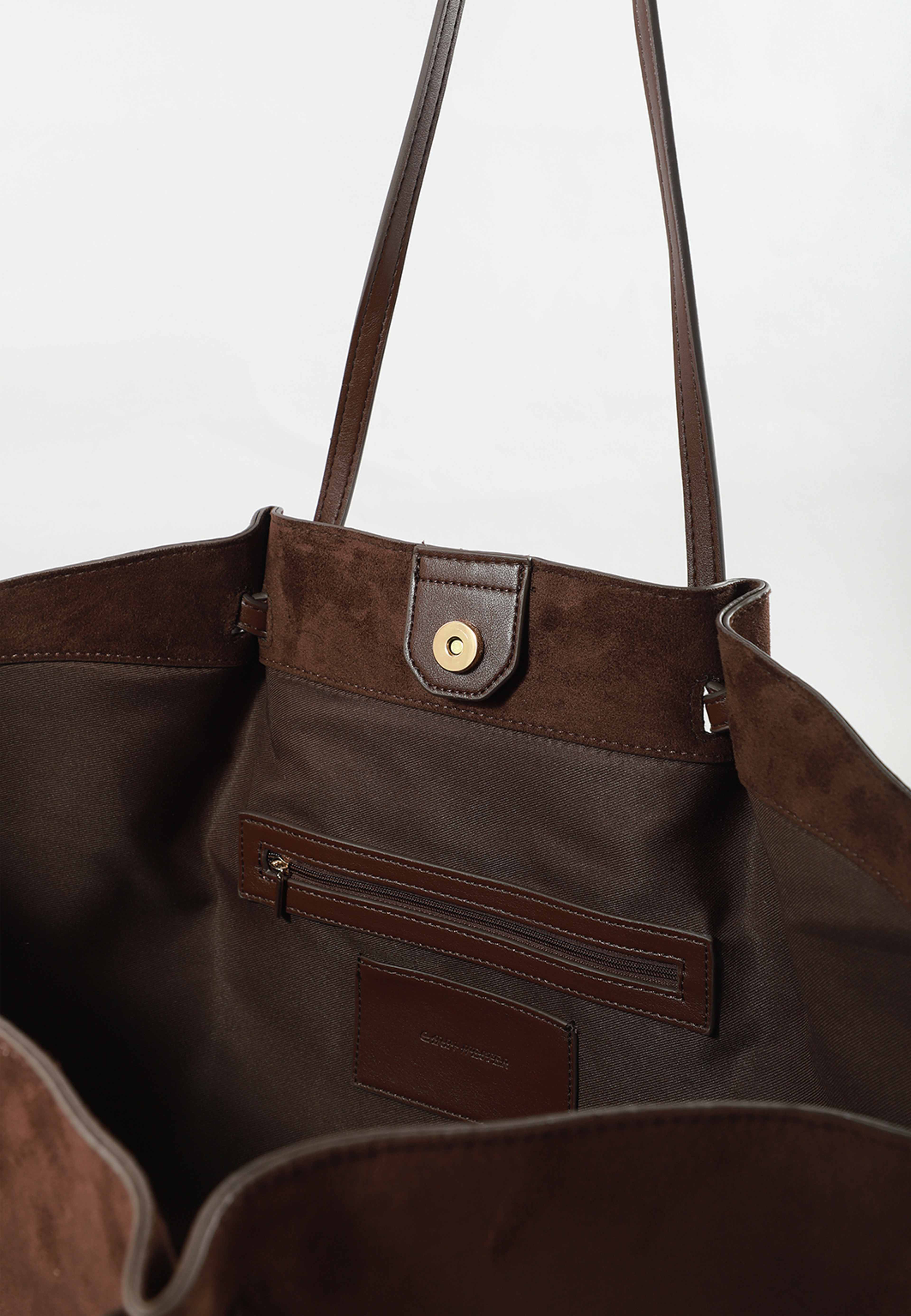 Totebag SOPHIE, från Carin Wester, i färgen Dark Brown Suede. Klicka för att öppna bilden i stort format