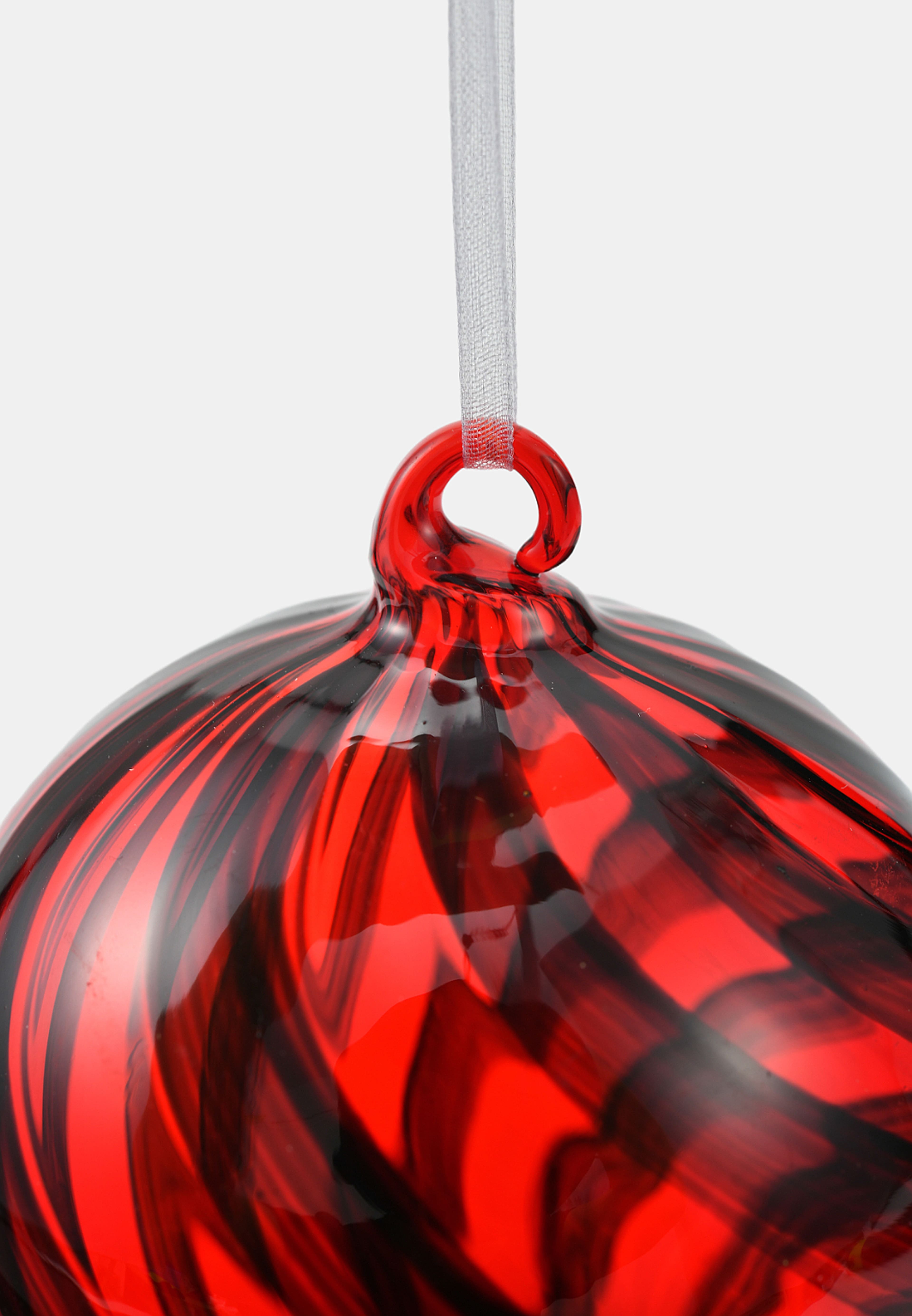 Julgranskula i glas TURN STRIPE 8 cm, från Åhléns Home, i färgen Dark Red/Red. Klicka för att öppna bilden i stort format