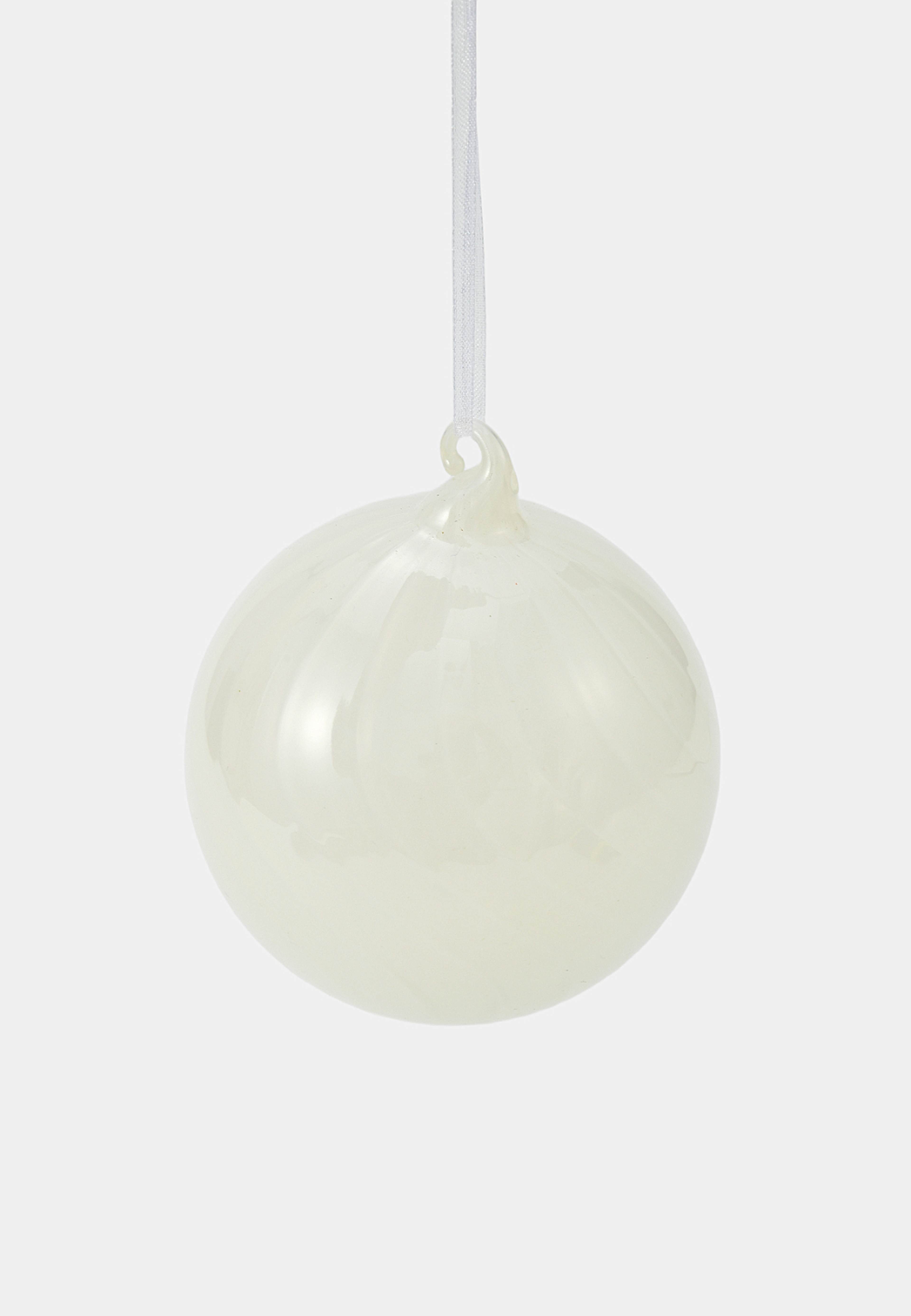 Julgranskula i glas TWIST 8 cm, från Åhléns Home, i färgen White. Klicka för att öppna bilden i stort format