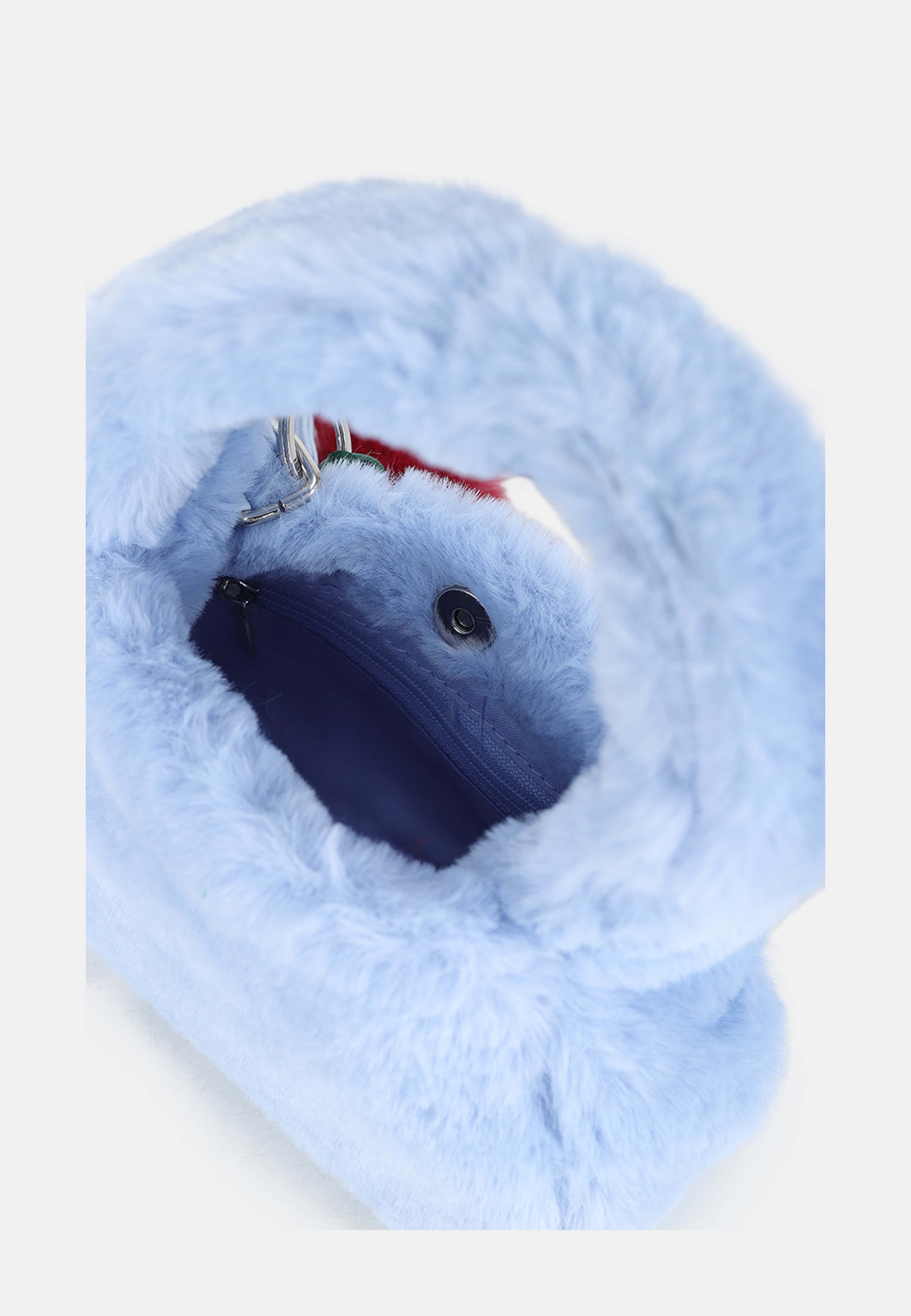 Handväska i fuskpäls PHOEBE, från RIKIKI, i färgen Blue. Klicka för att öppna bilden i stort format