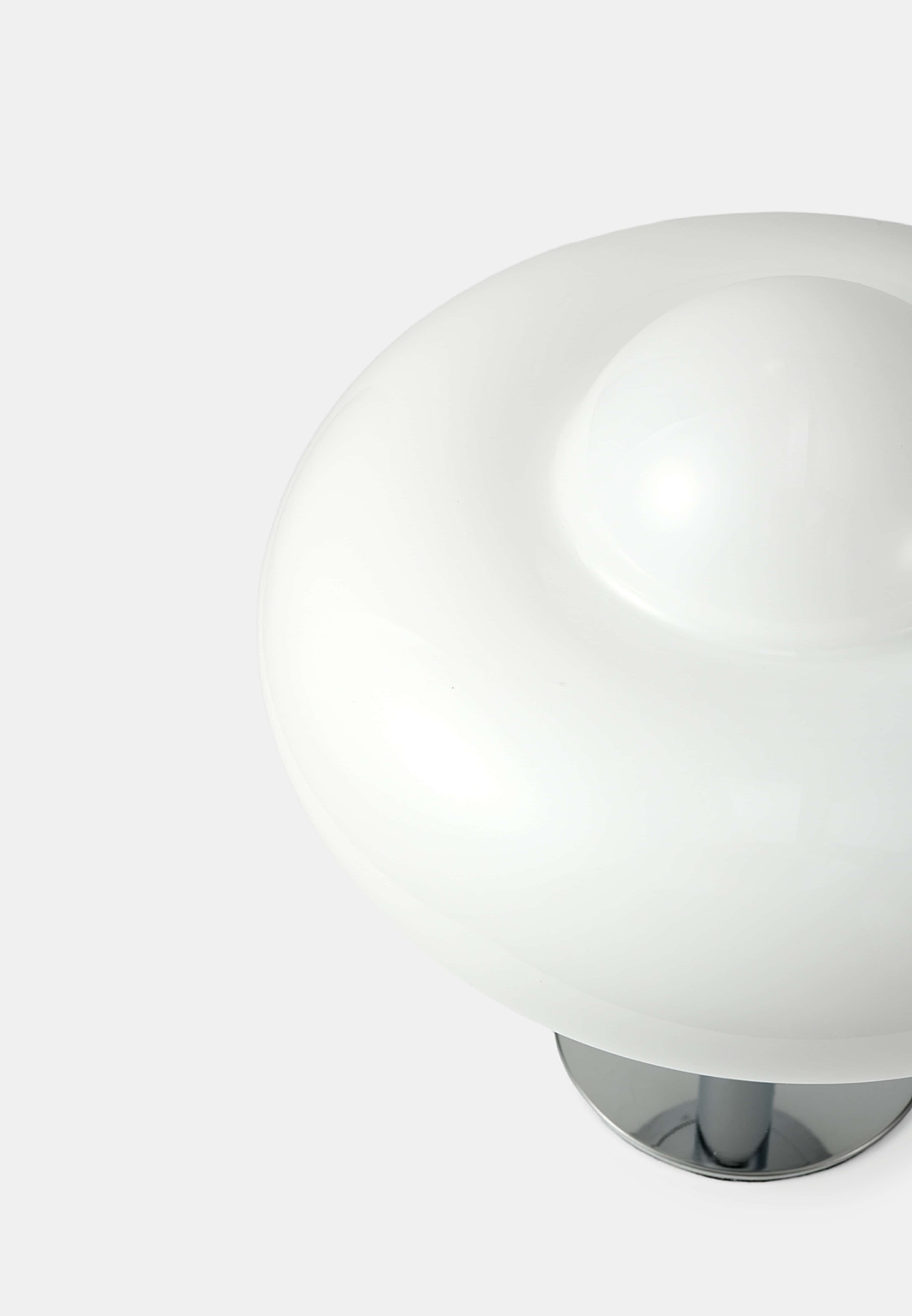 Bordslampa i glas BUBBLES, från MANO ATELIER, i färgen White. Klicka för att öppna bilden i stort format