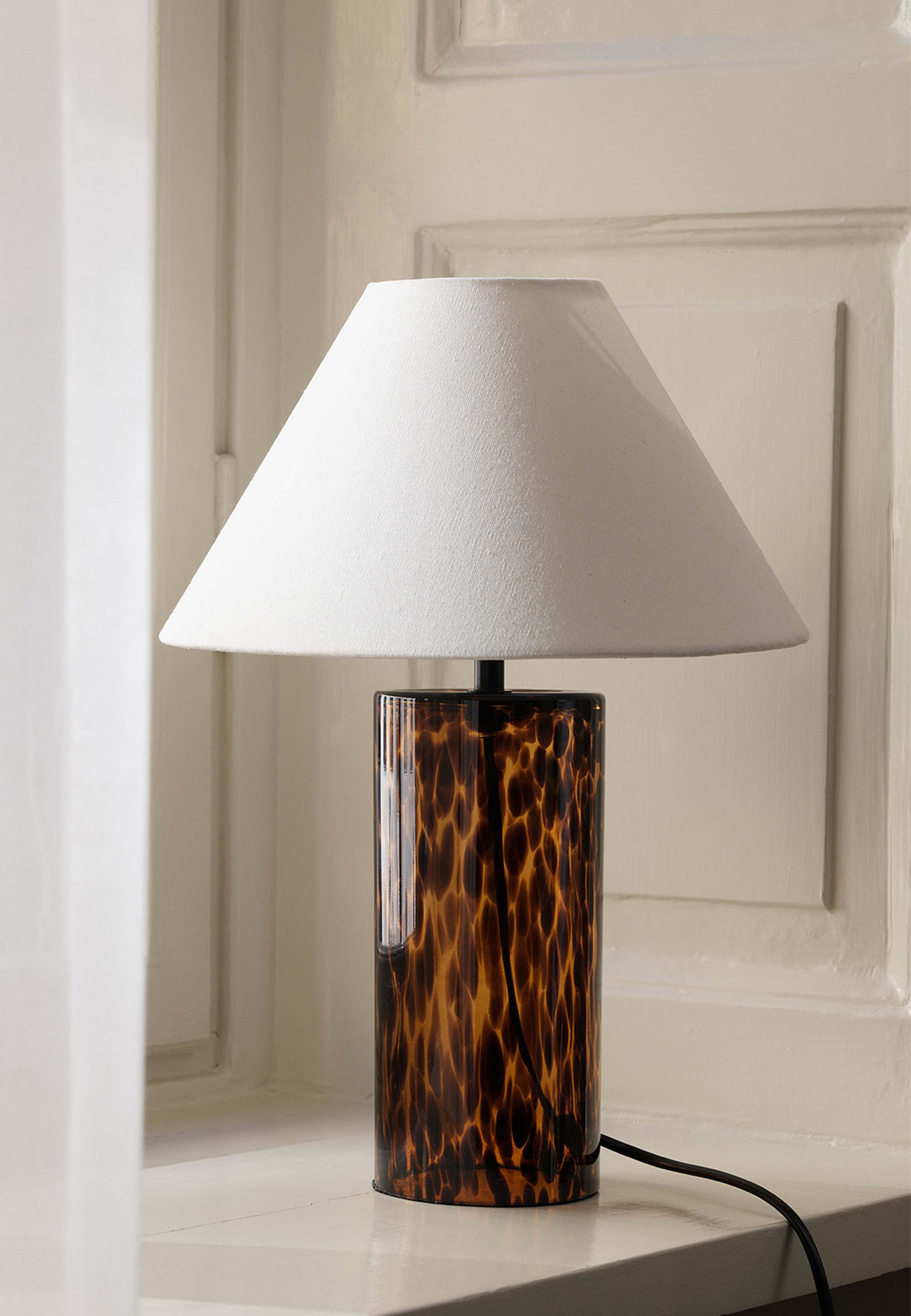 Bordslampa LEO, från Åhléns Home, i färgen Brown. Klicka för att öppna bilden i stort format