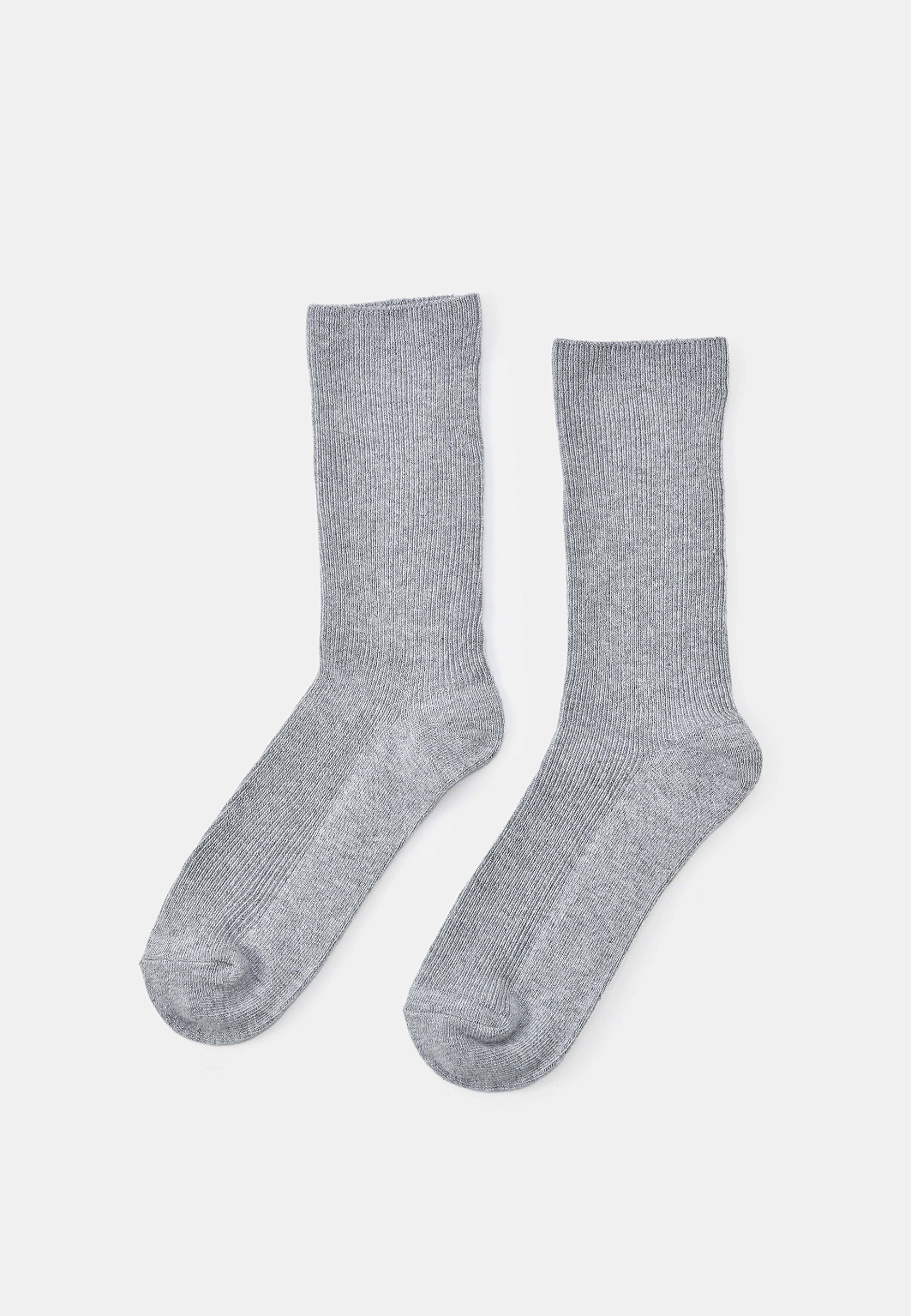 Tunna ribbade strumpor, från Å WOMAN, i färgen Grey Melange. Klicka för att öppna bilden i stort format
