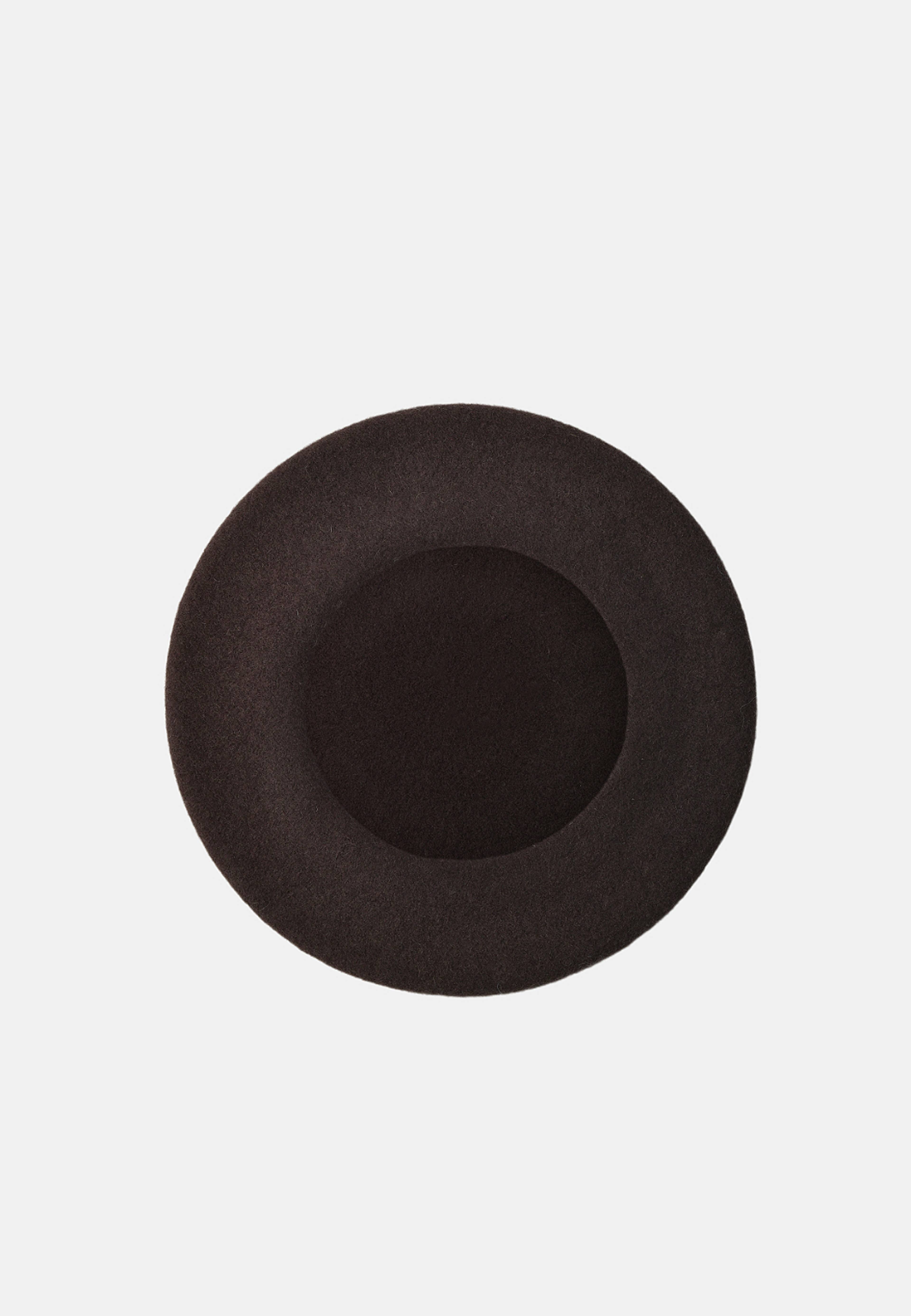 Basker i ull LINA, från Å WOMAN, i färgen Dark Brown. Klicka för att öppna bilden i stort format