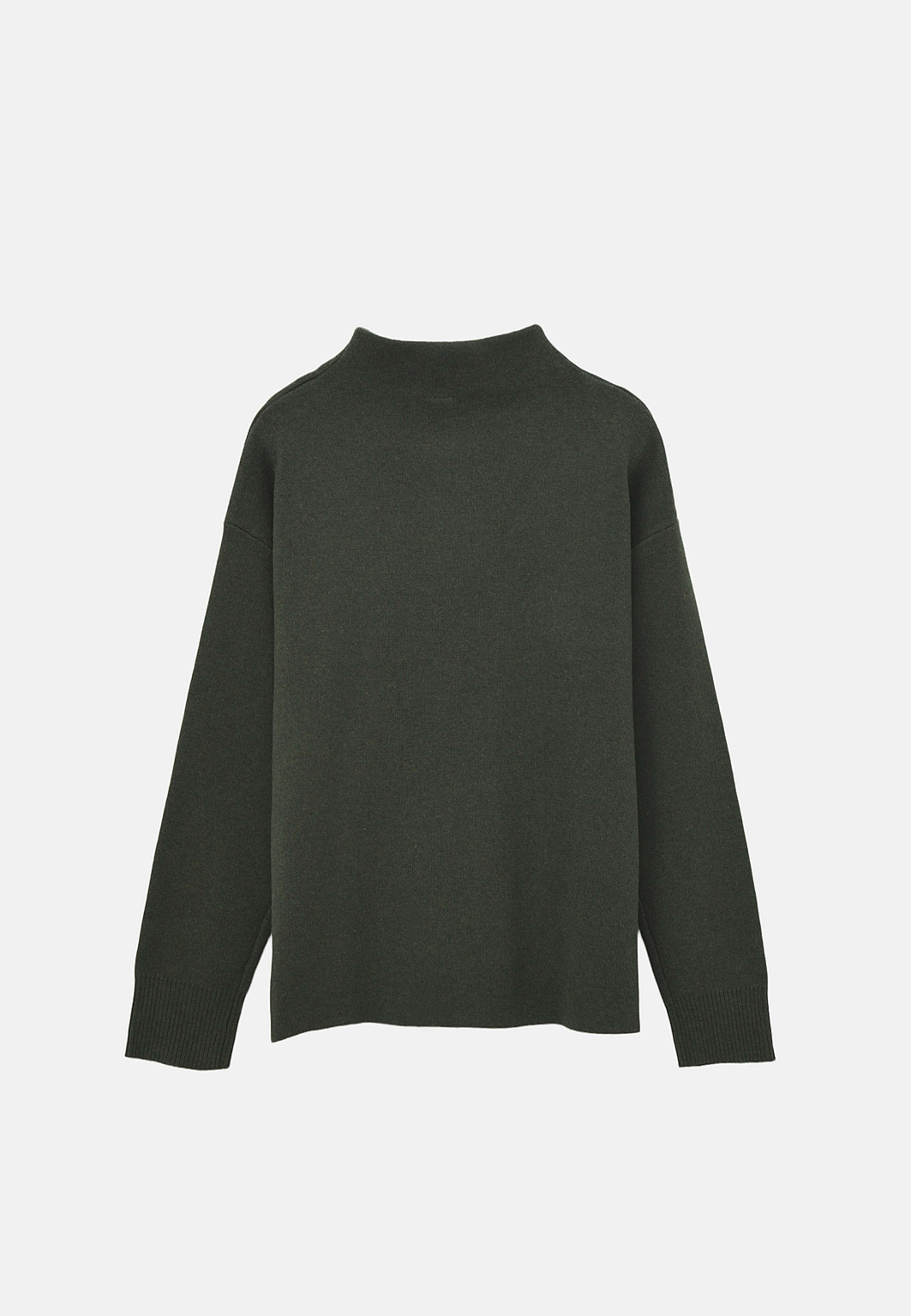 Stickad jumper BELL, från Å WOMAN, i färgen Dk Green. Klicka för att öppna bilden i stort format