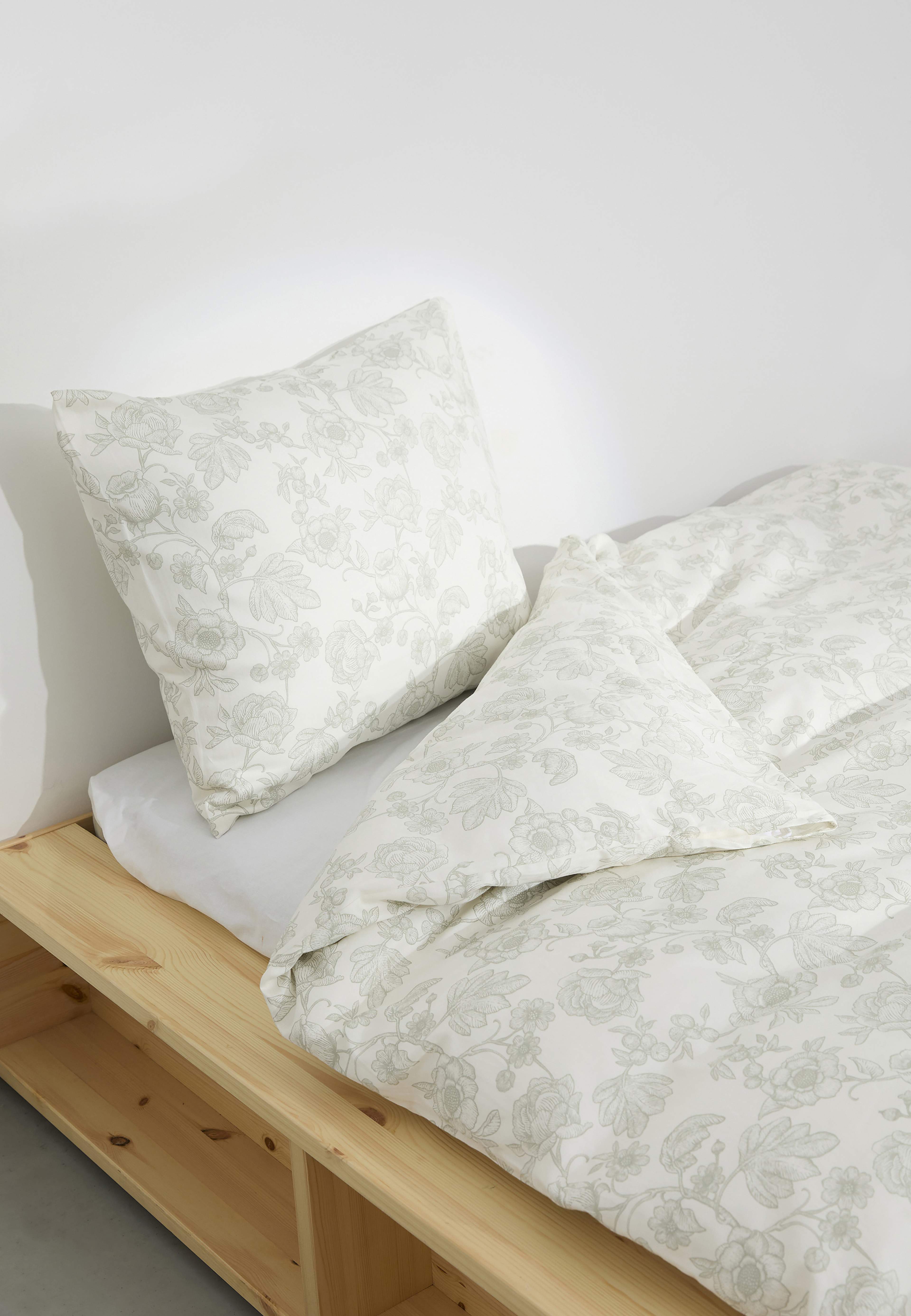 Bäddset i satin ELISE 150x210 cm, från Åhléns Home, i färgen Green Floral. Klicka för att öppna bilden i stort format