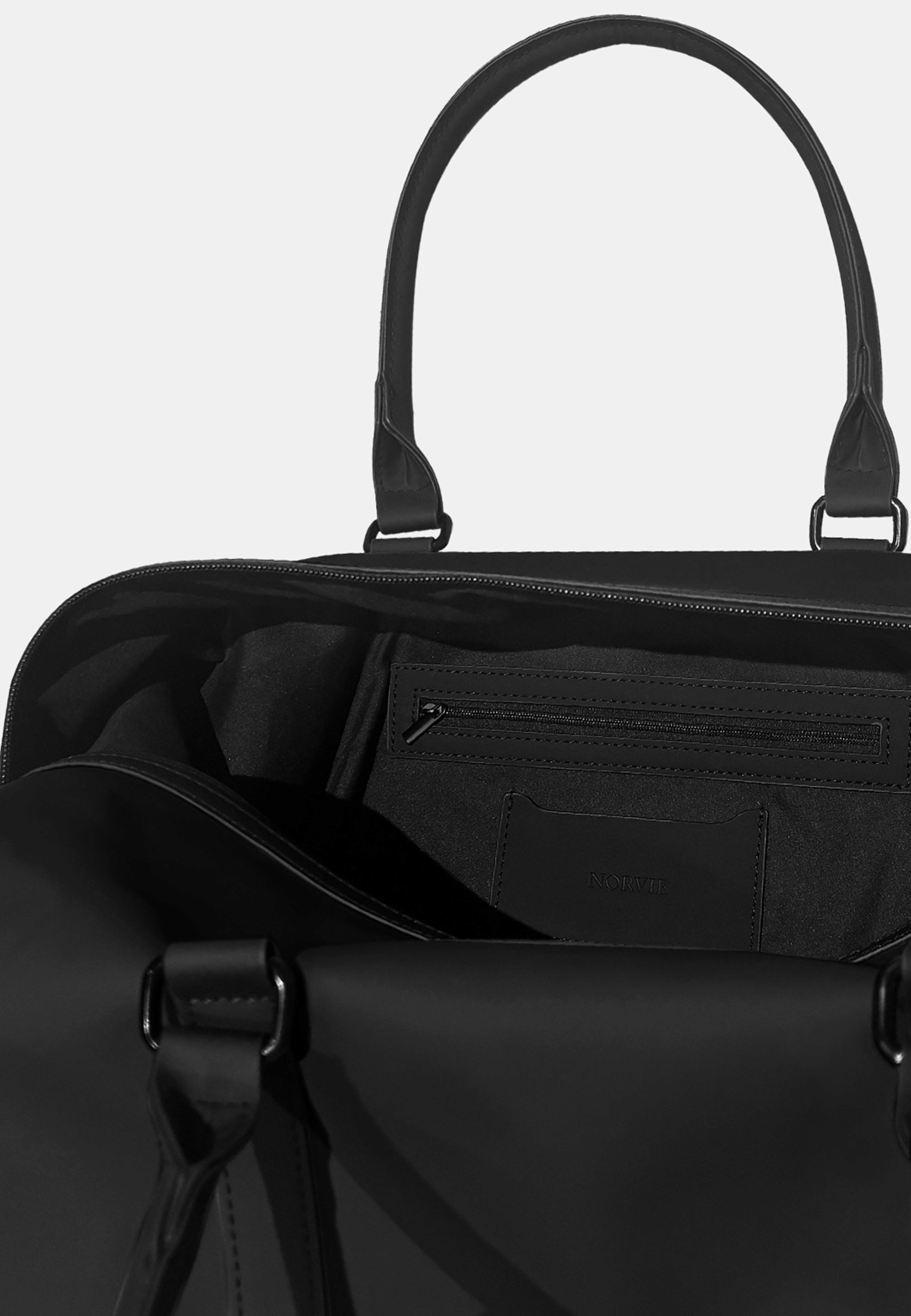 Weekend bag GURRA, från NORVIE, i färgen Black. Klicka för att öppna bilden i stort format