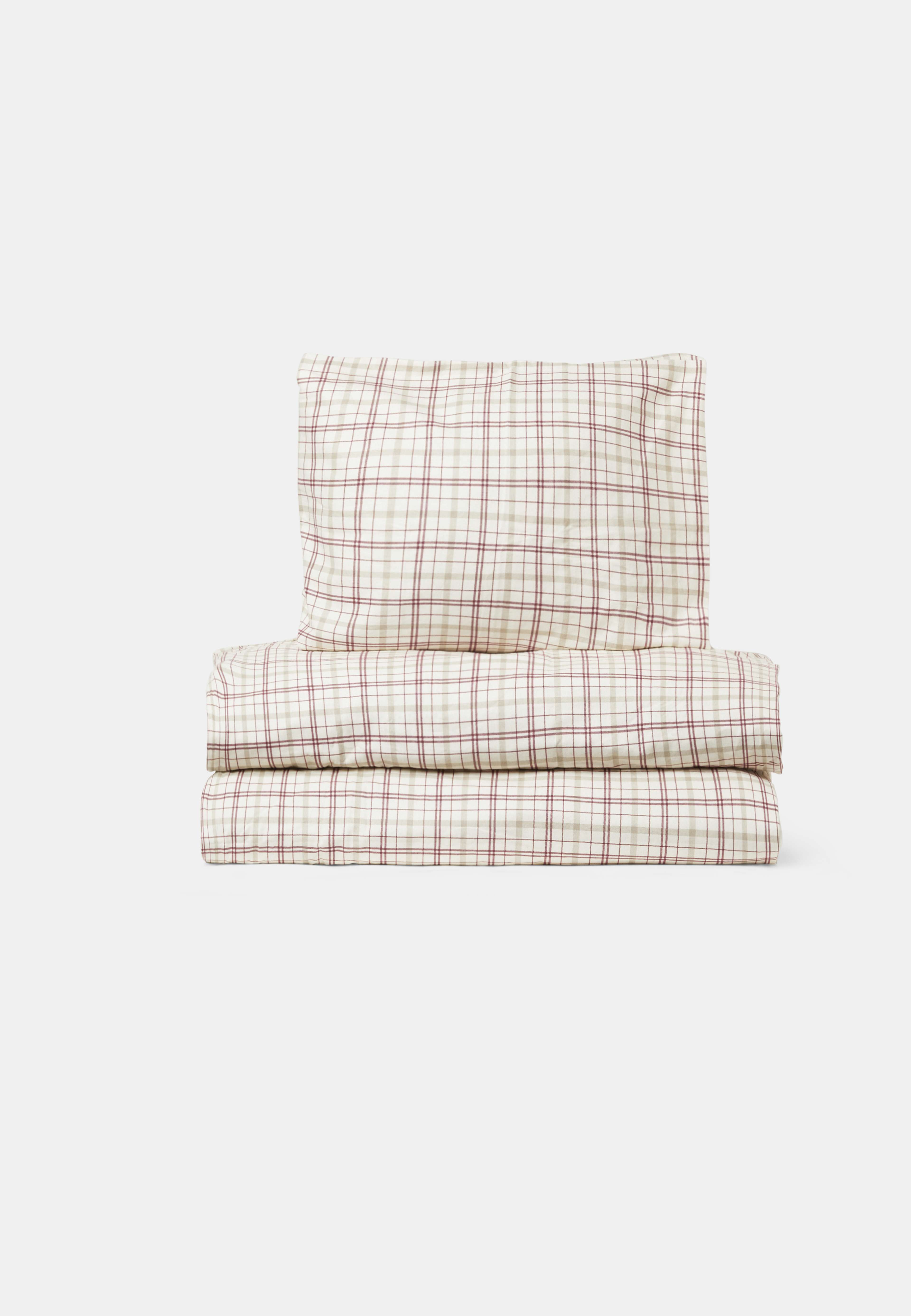 Bäddset flanell 150x210 cm, från Åhléns Home, i färgen Red/Beige. Klicka för att öppna bilden i stort format