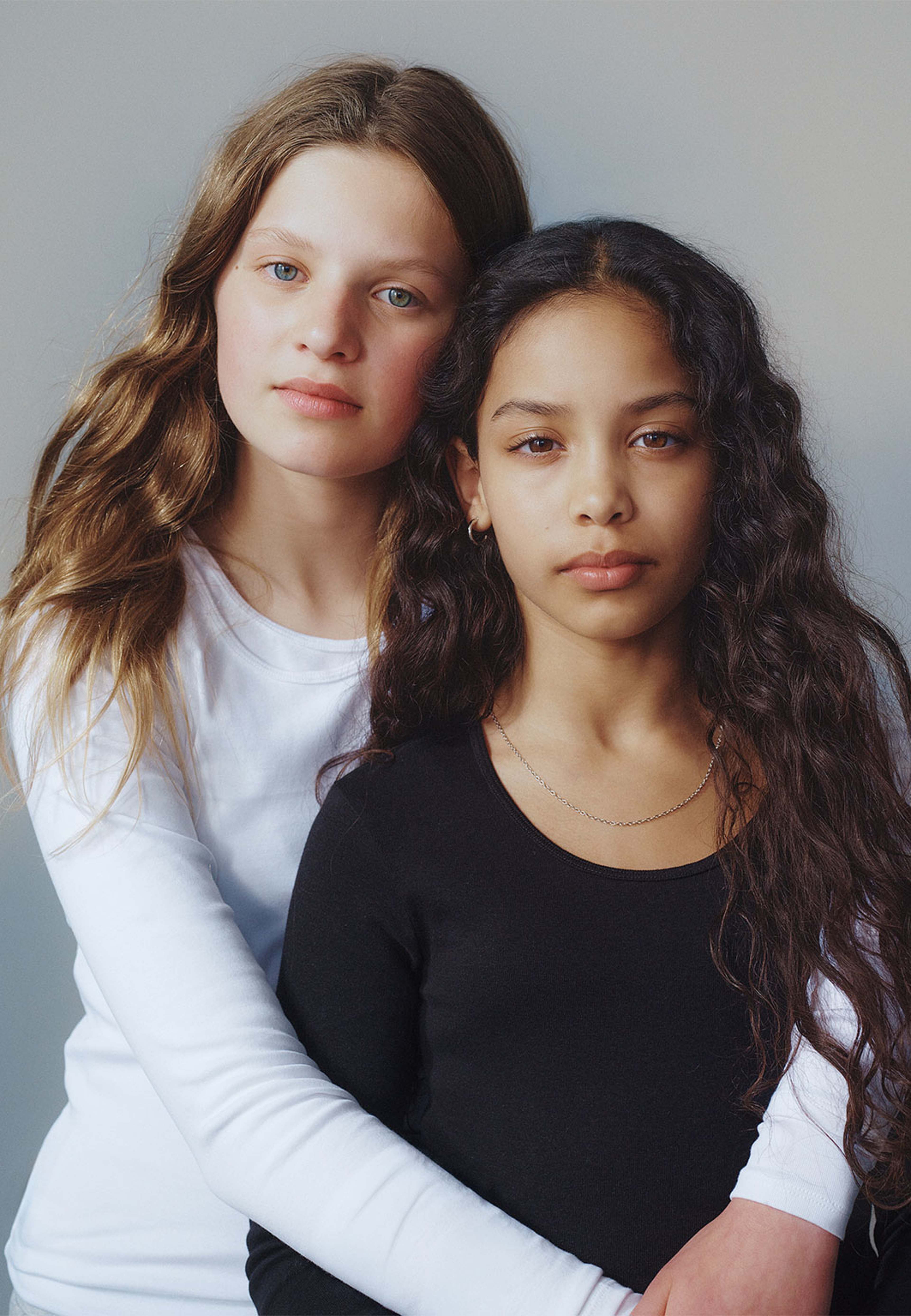 Långärmad topp INDIE, från Å Young, i färgen Black. Klicka för att öppna bilden i stort format
