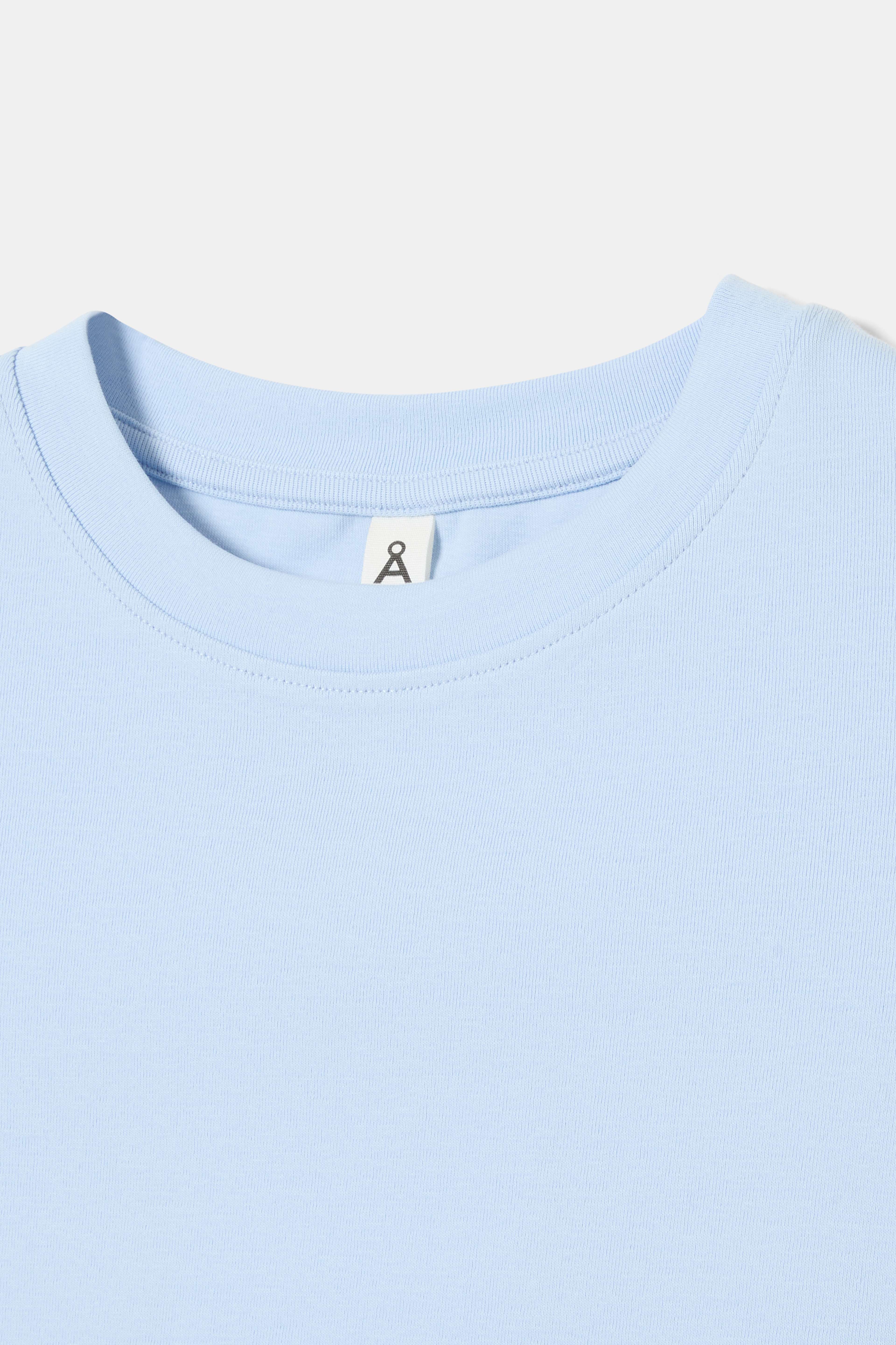 Jerseytopp POPPY, från Å Young, i färgen Light Blue. Klicka för att öppna bilden i stort format