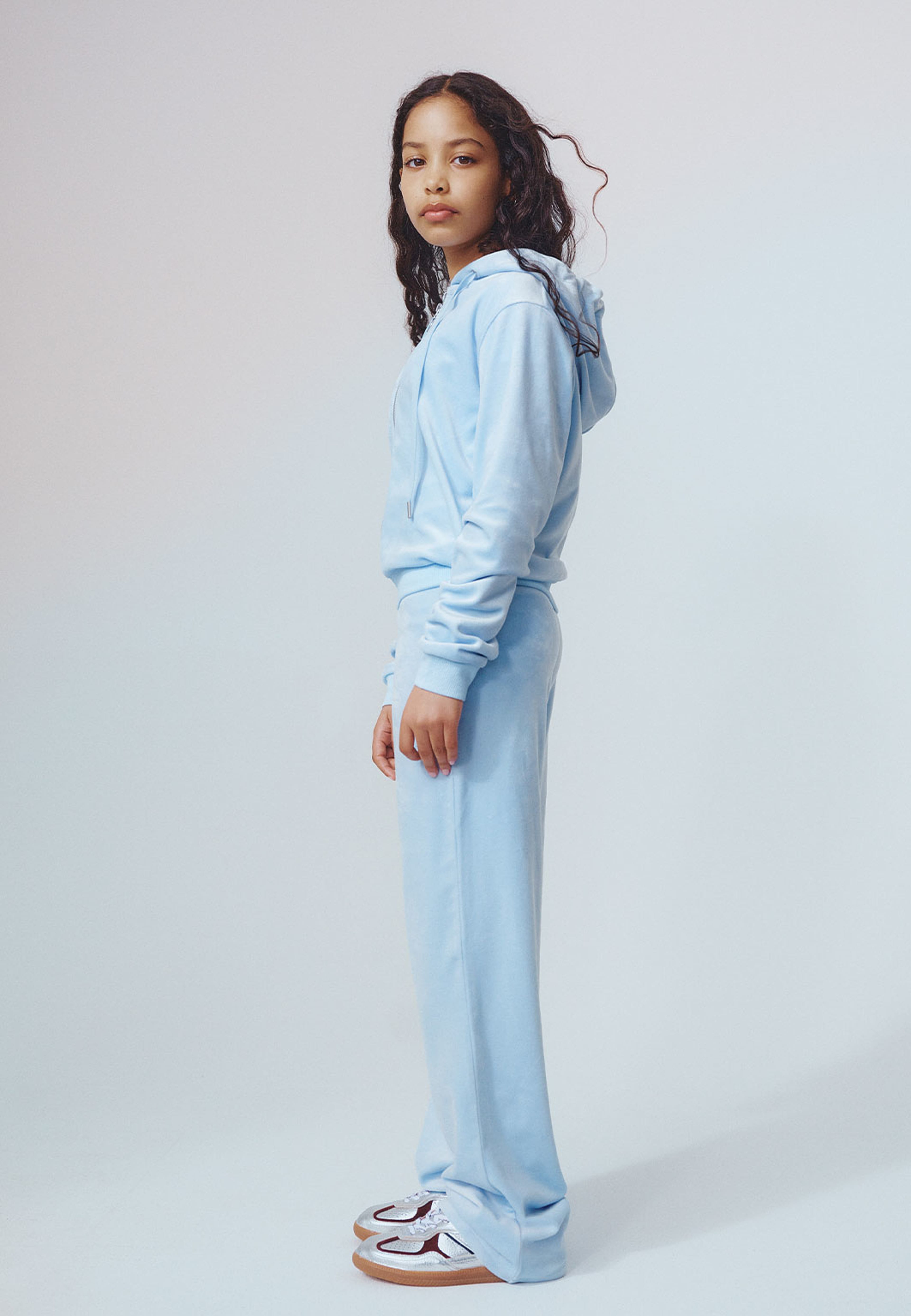 Velourbyxor ESTER, från Å Young, i färgen Light Blue. Klicka för att öppna bilden i stort format