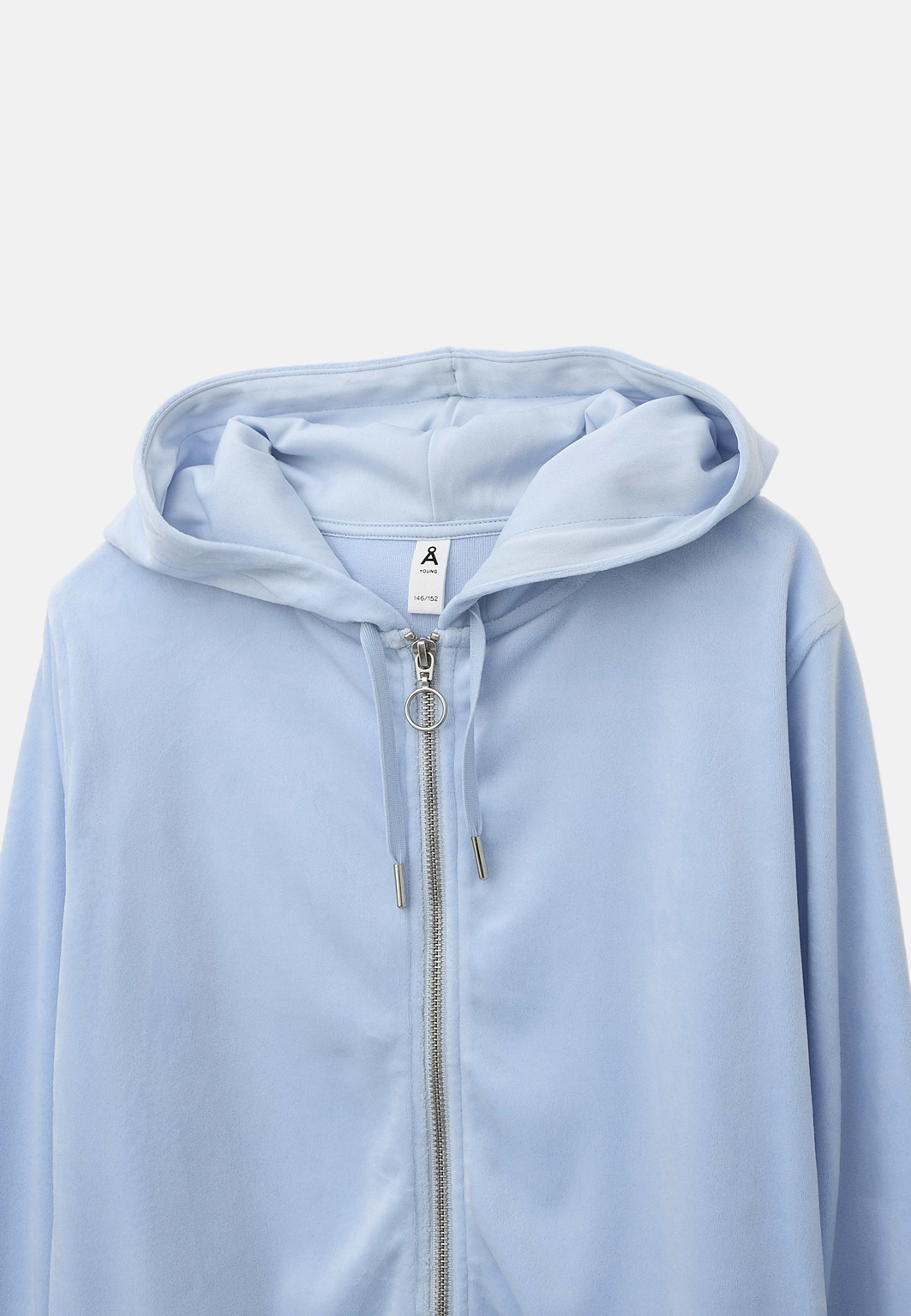 Velourhoodie MONA, från Å Young, i färgen Light Blue. Klicka för att öppna bilden i stort format