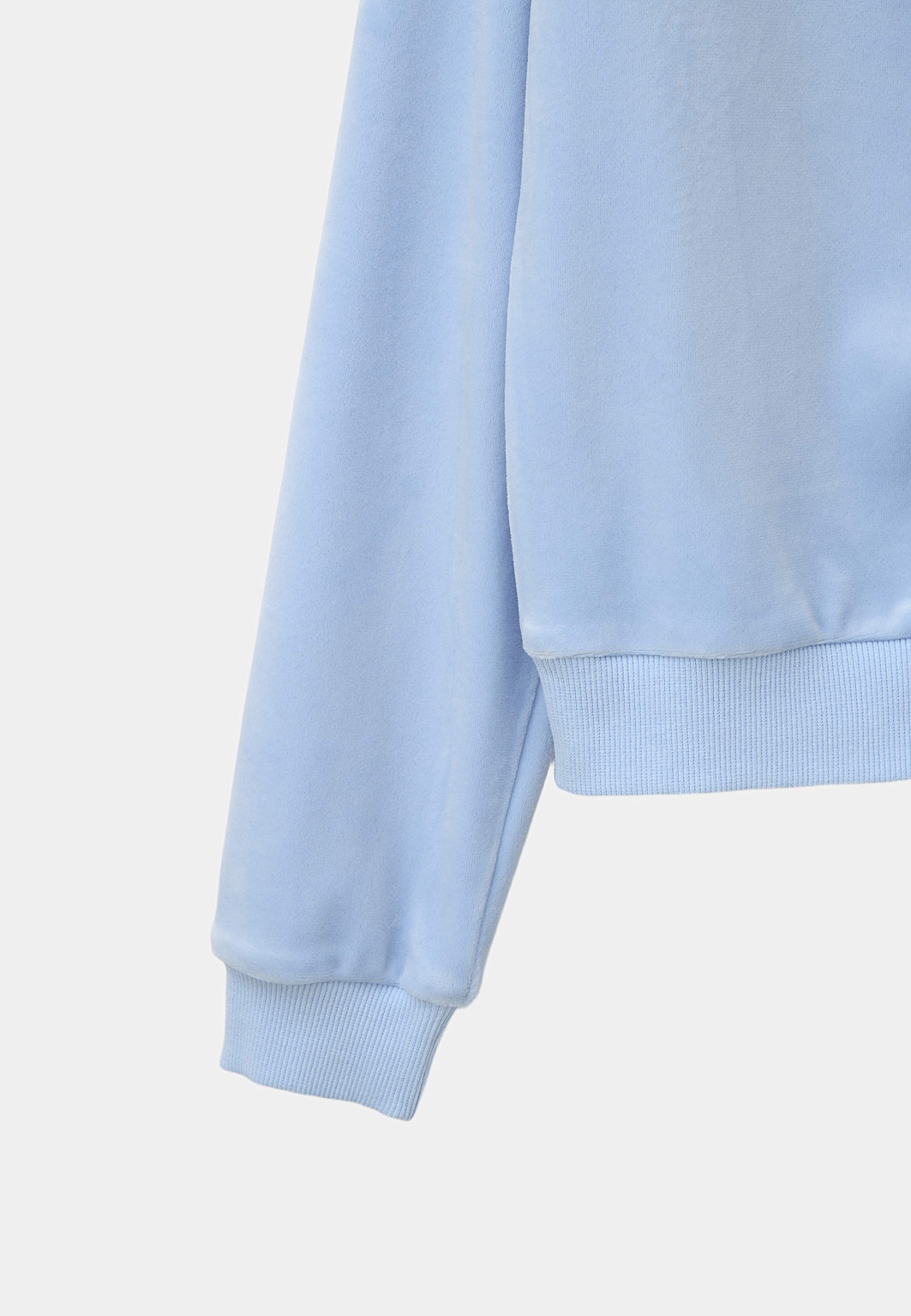 Velourhoodie MONA, från Å Young, i färgen Light Blue. Klicka för att öppna bilden i stort format