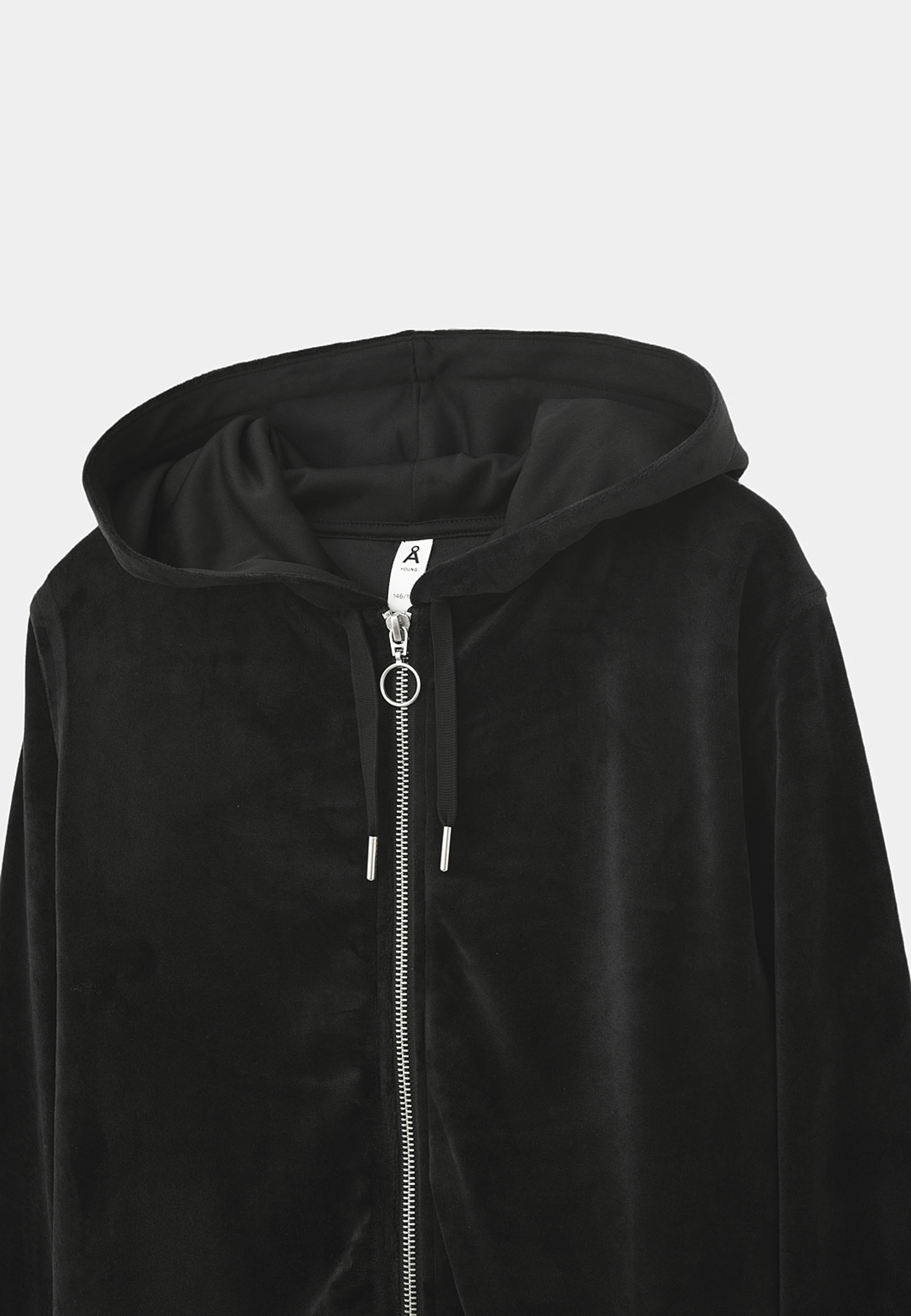 Velourhoodie MONA, från Å Young, i färgen Black. Klicka för att öppna bilden i stort format