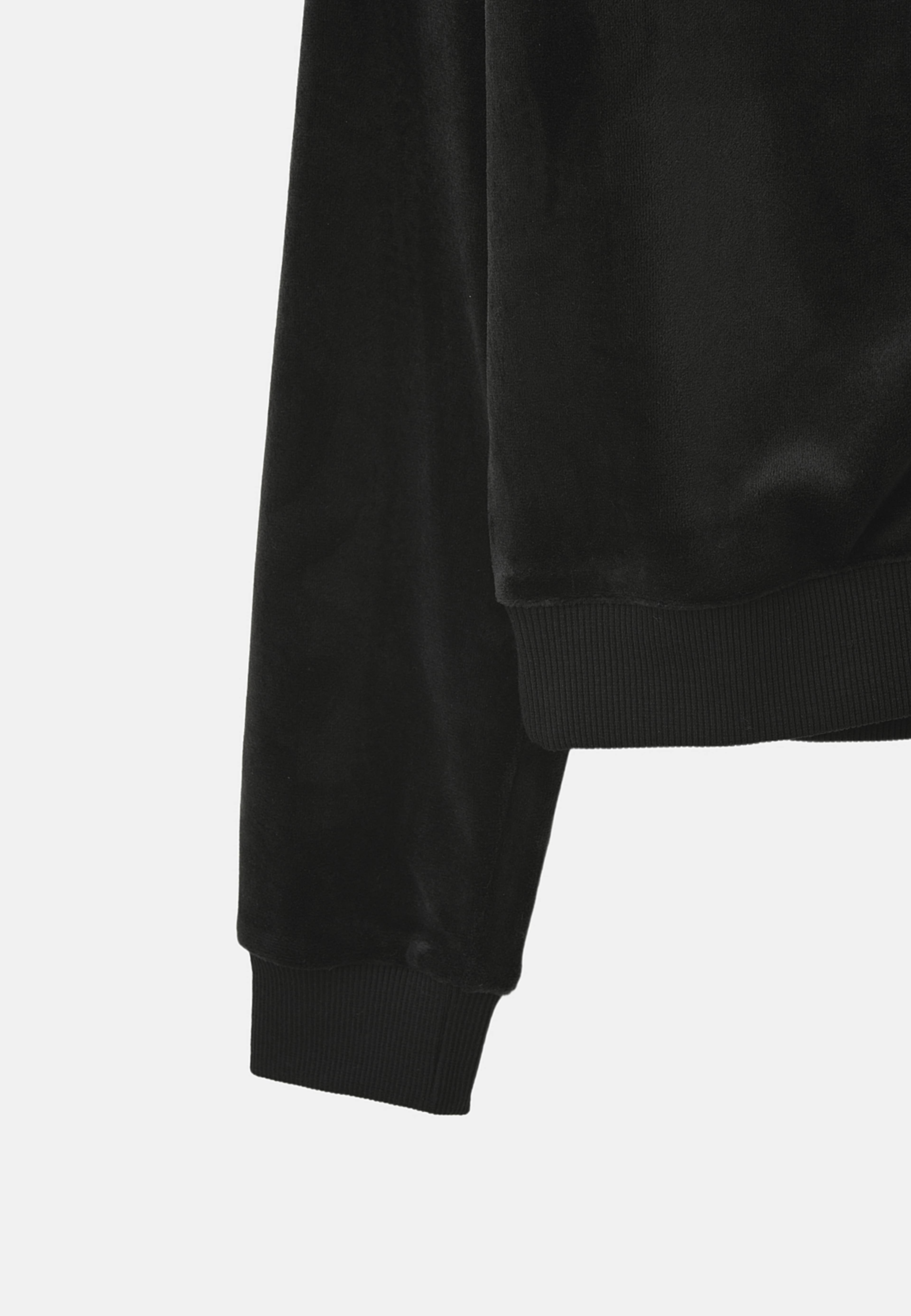 Velourhoodie MONA, från Å Young, i färgen Black. Klicka för att öppna bilden i stort format