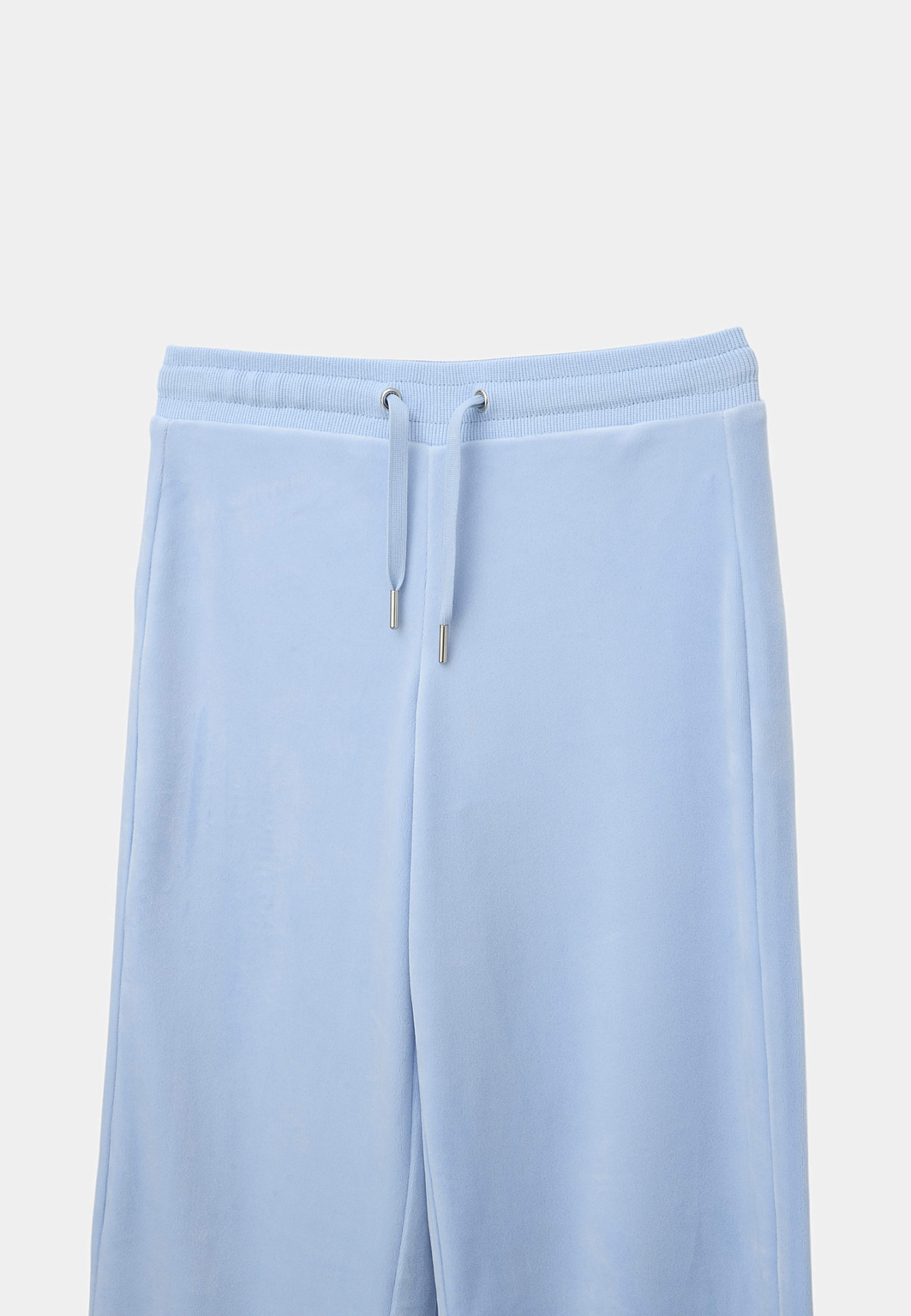 Velourbyxor ESTER, från Å Young, i färgen Light Blue. Klicka för att öppna bilden i stort format