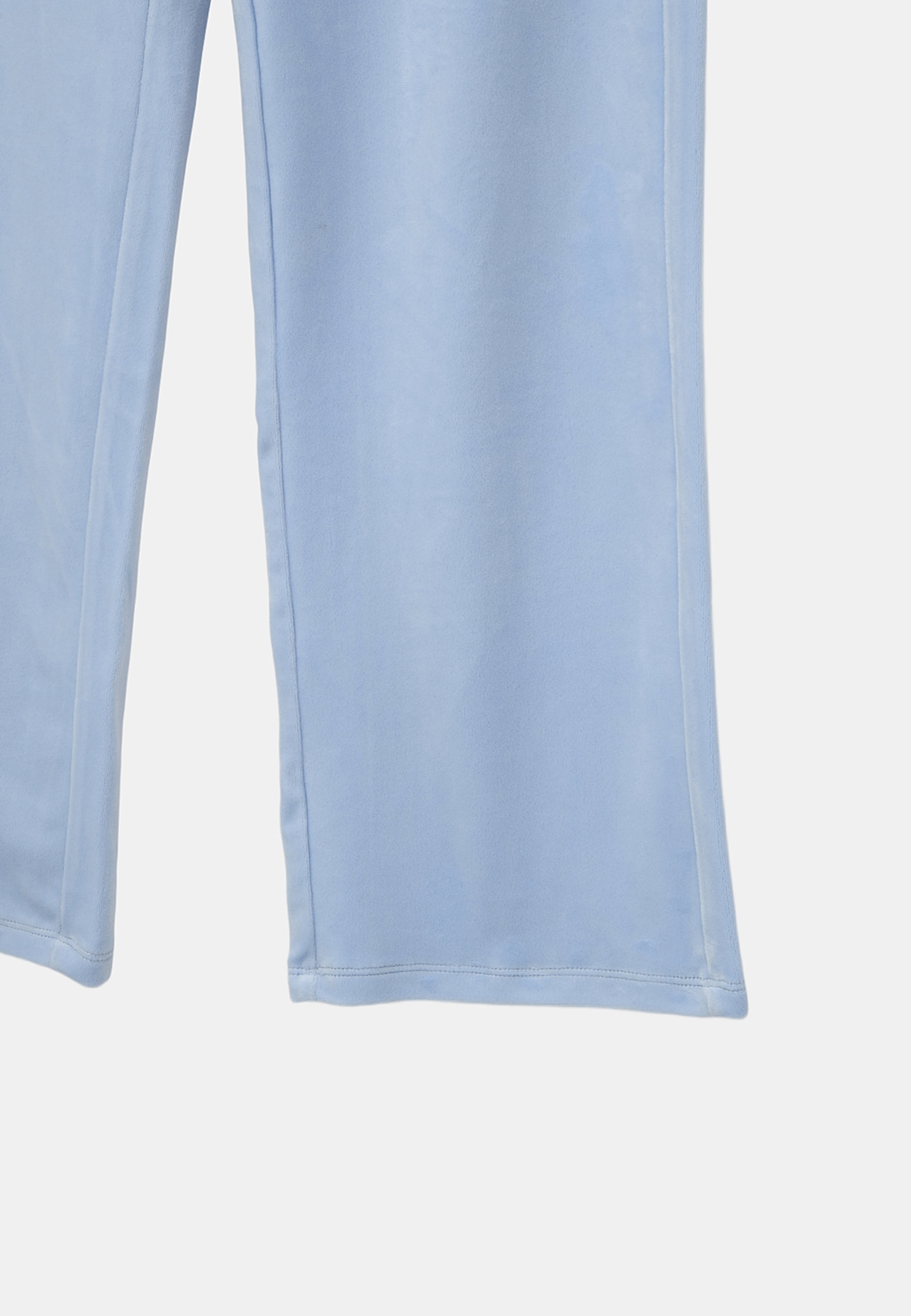 Velourbyxor ESTER, från Å Young, i färgen Light Blue. Klicka för att öppna bilden i stort format