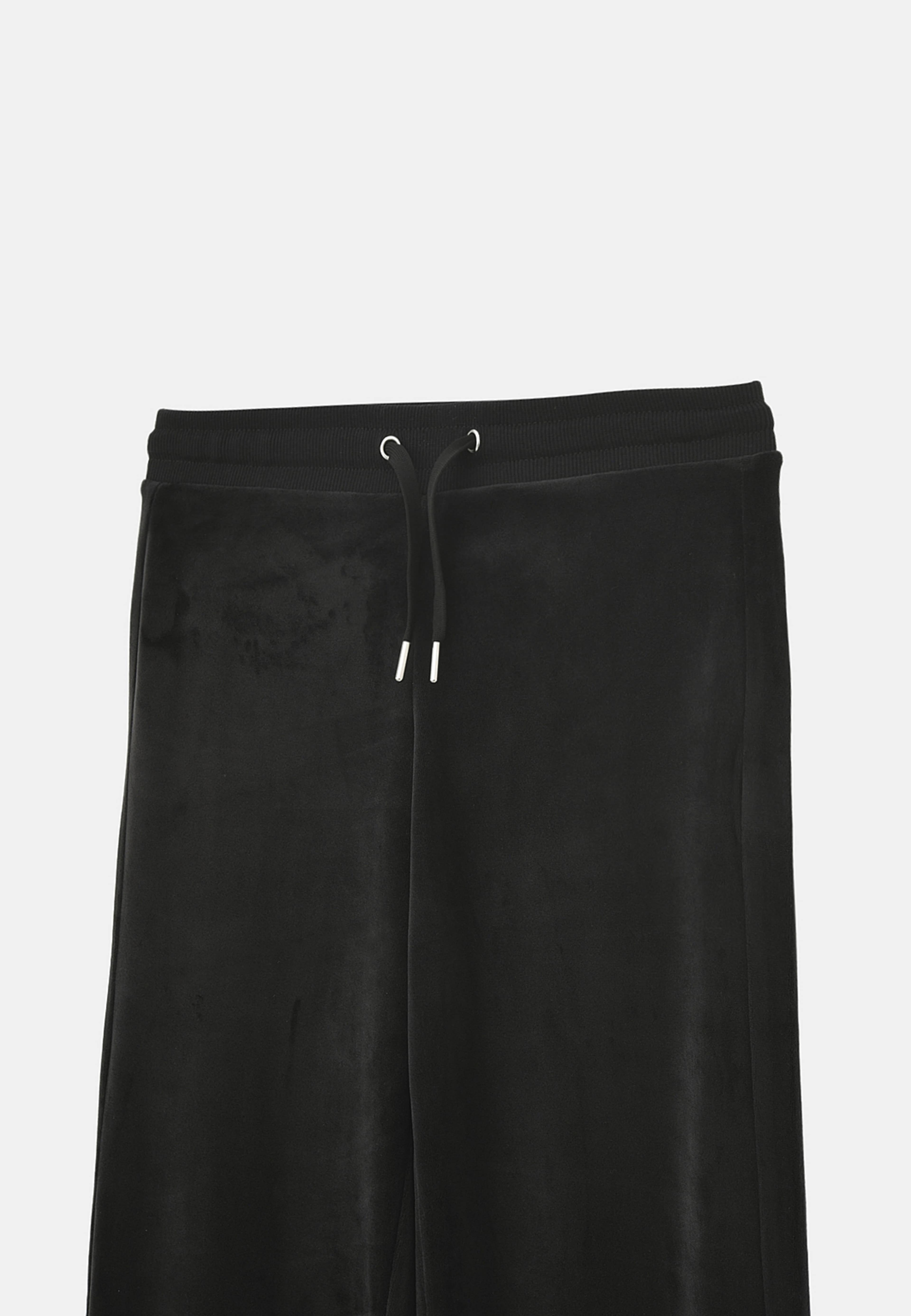 Velourbyxor ESTER, från Å Young, i färgen Black. Klicka för att öppna bilden i stort format