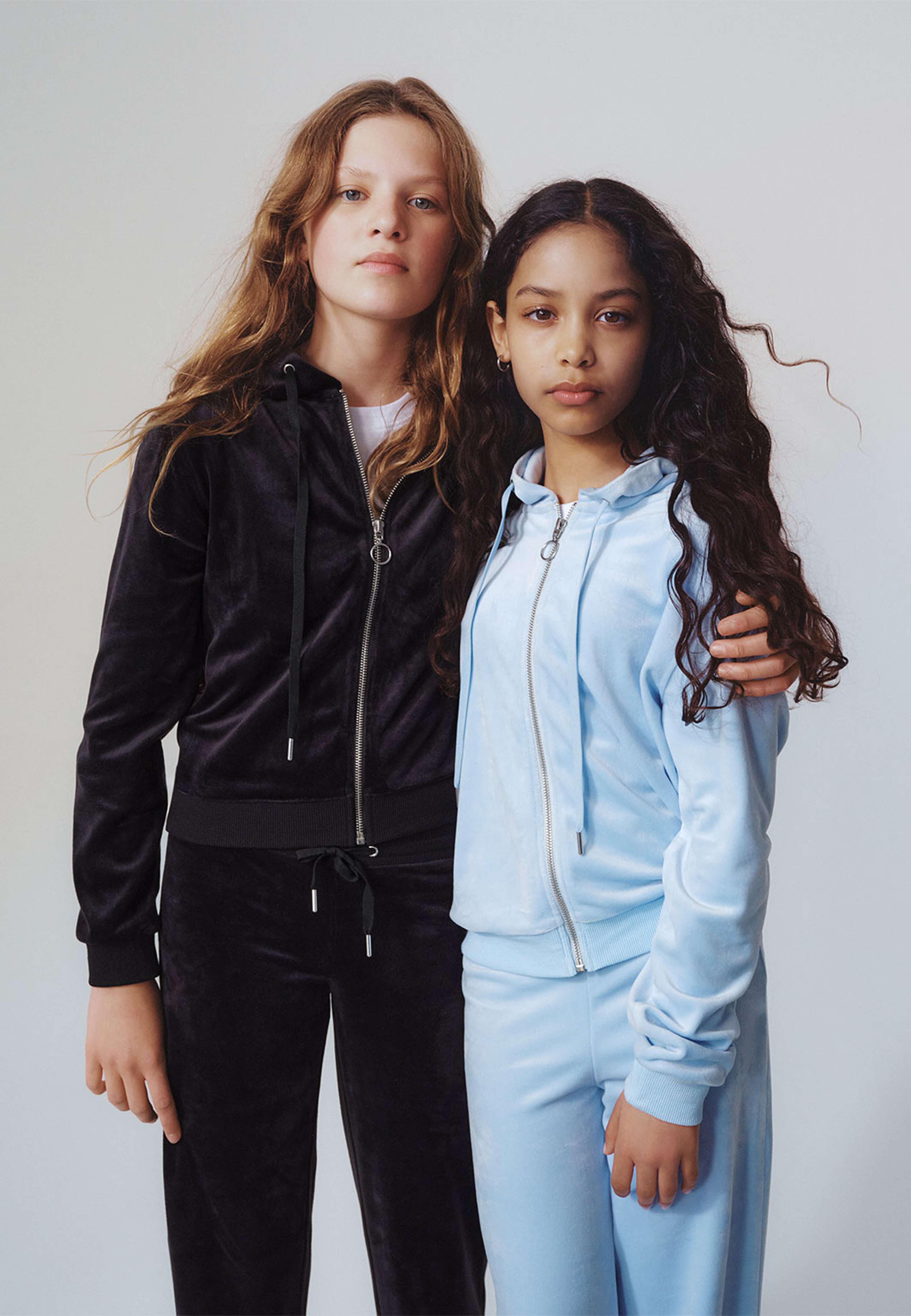 Velourbyxor ESTER, från Å Young, i färgen Black. Klicka för att öppna bilden i stort format