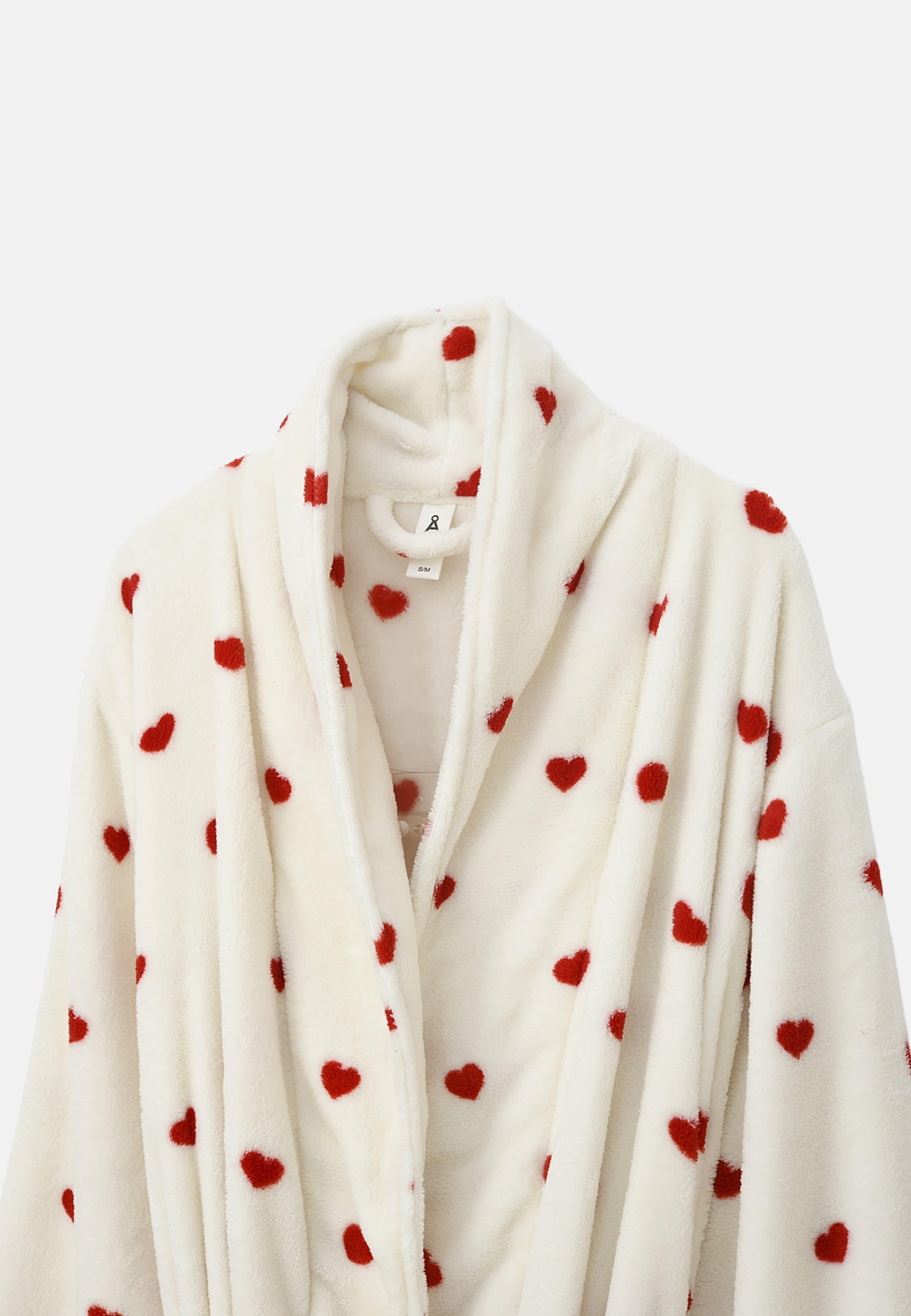 Morgonrock i fleece CINDY, från Å WOMAN, i färgen Red Heart. Klicka för att öppna bilden i stort format