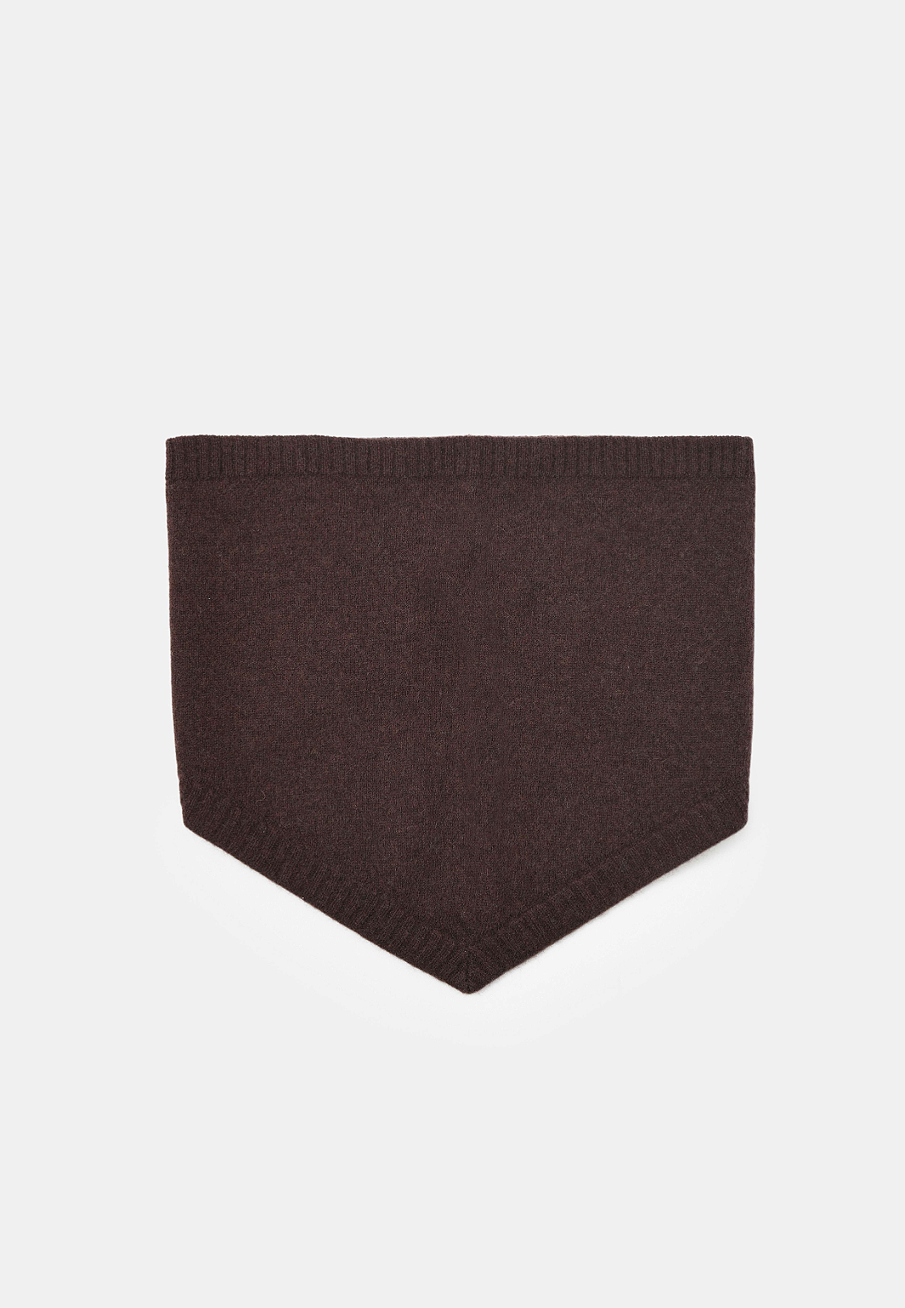 Liten trekantig halsduk i ull EDITH, från Carin Wester, i färgen Dark Brown. Klicka för att öppna bilden i stort format