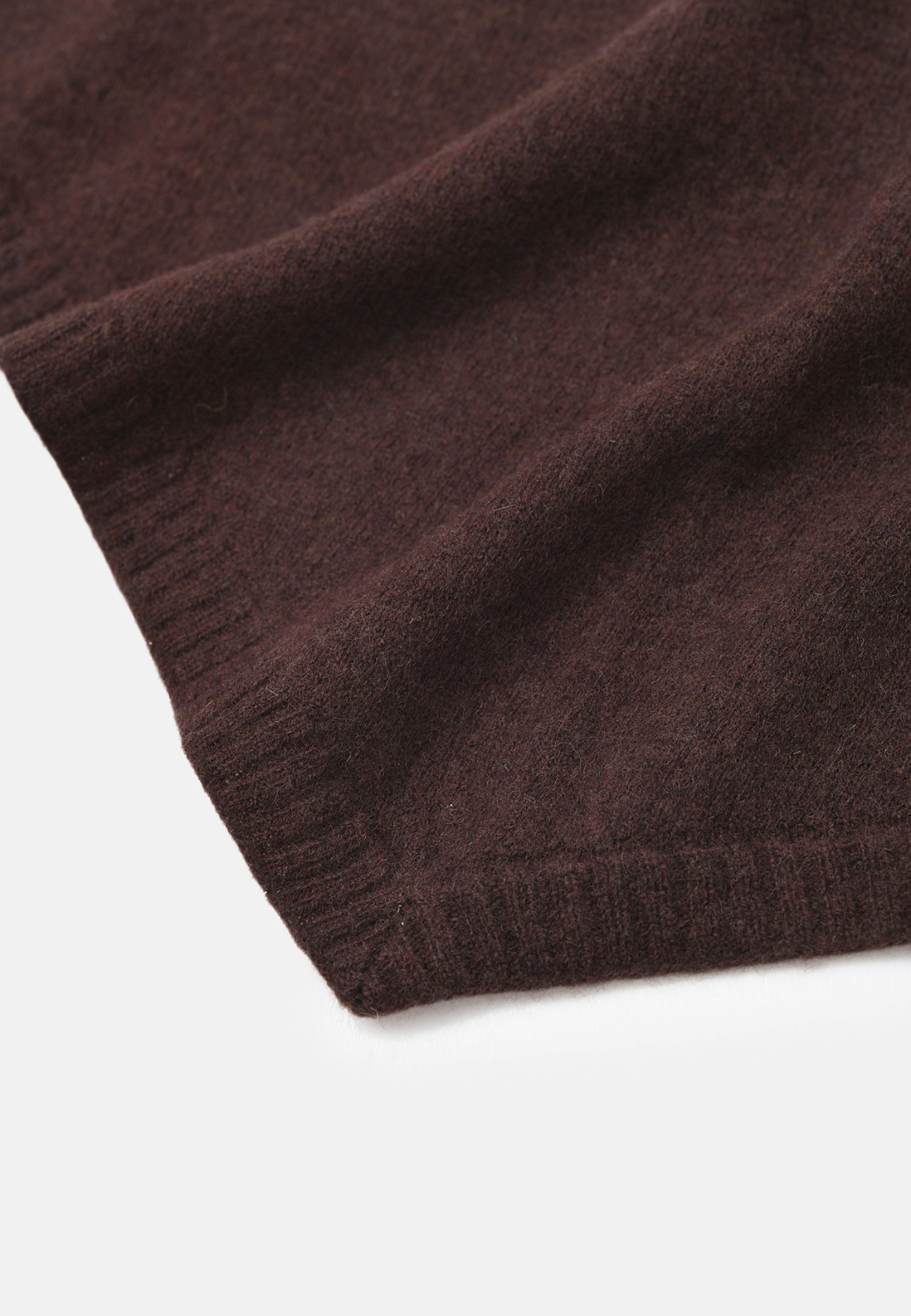 Liten trekantig halsduk i ull EDITH, från Carin Wester, i färgen Dark Brown. Klicka för att öppna bilden i stort format
