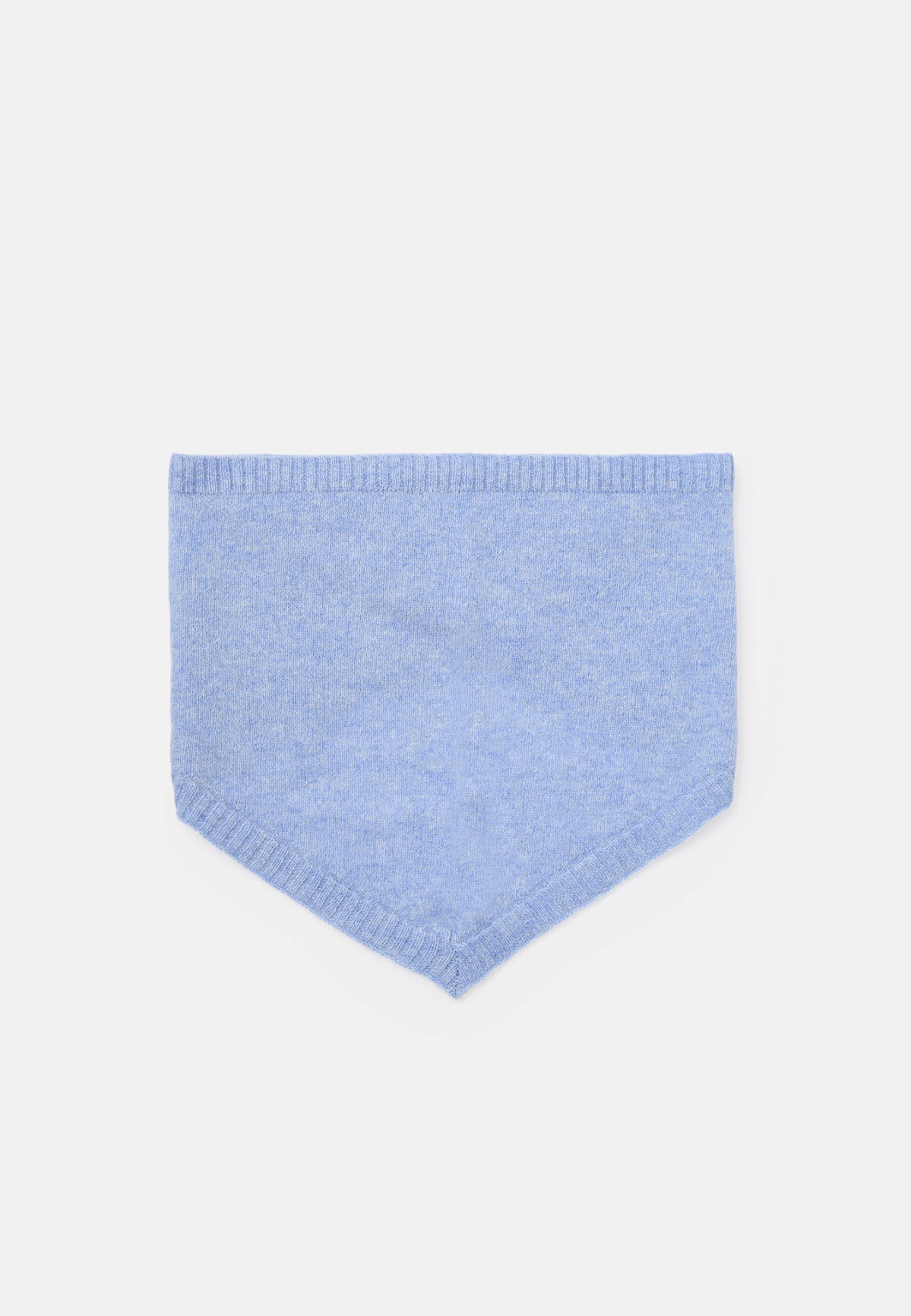 Liten trekantig halsduk i ull EDITH, från Carin Wester, i färgen Light Blue. Klicka för att öppna bilden i stort format