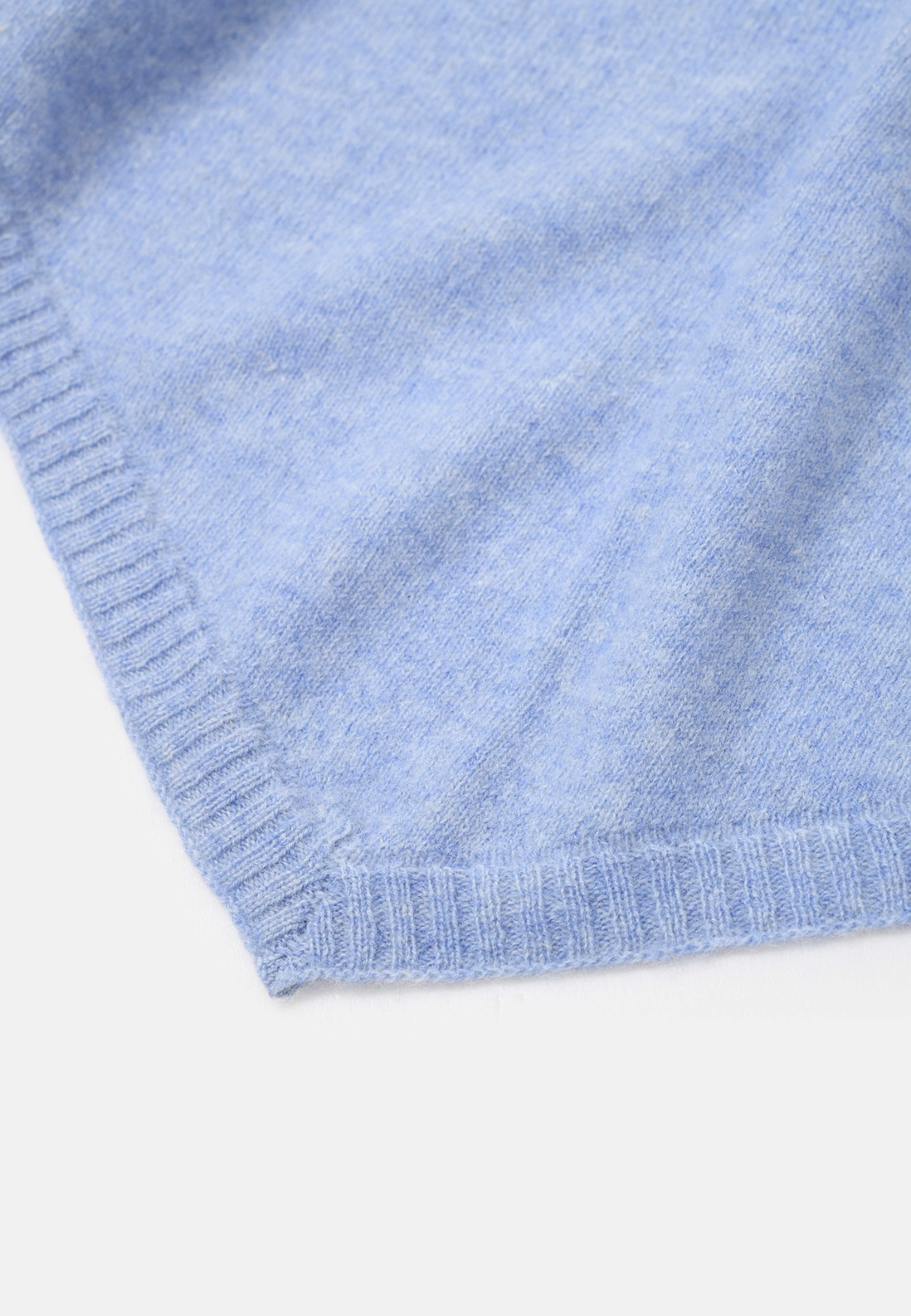 Liten trekantig halsduk i ull EDITH, från Carin Wester, i färgen Light Blue. Klicka för att öppna bilden i stort format