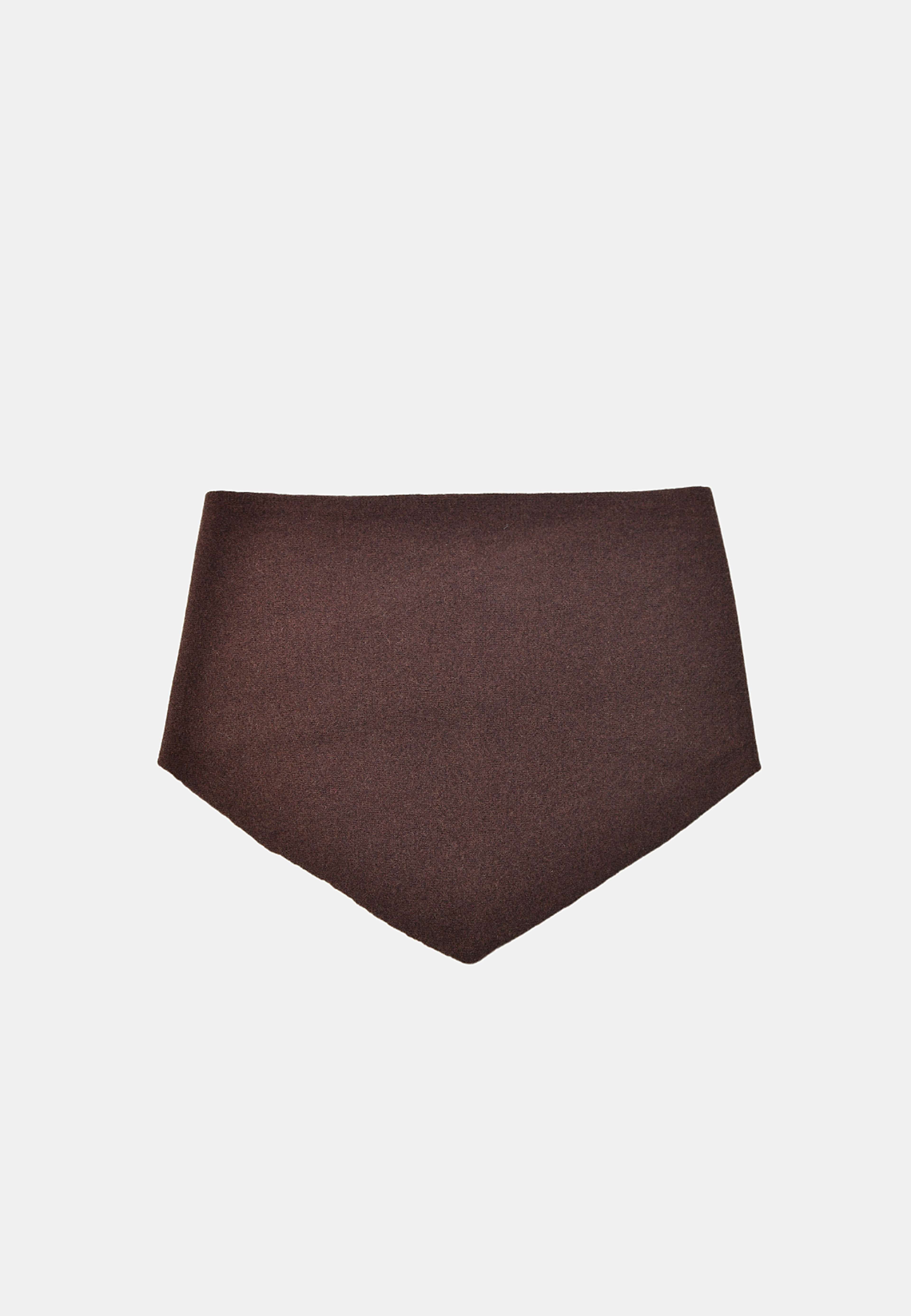 Trekantig halsduk i ull EDITH, från Carin Wester, i färgen Dark Brown. Klicka för att öppna bilden i stort format