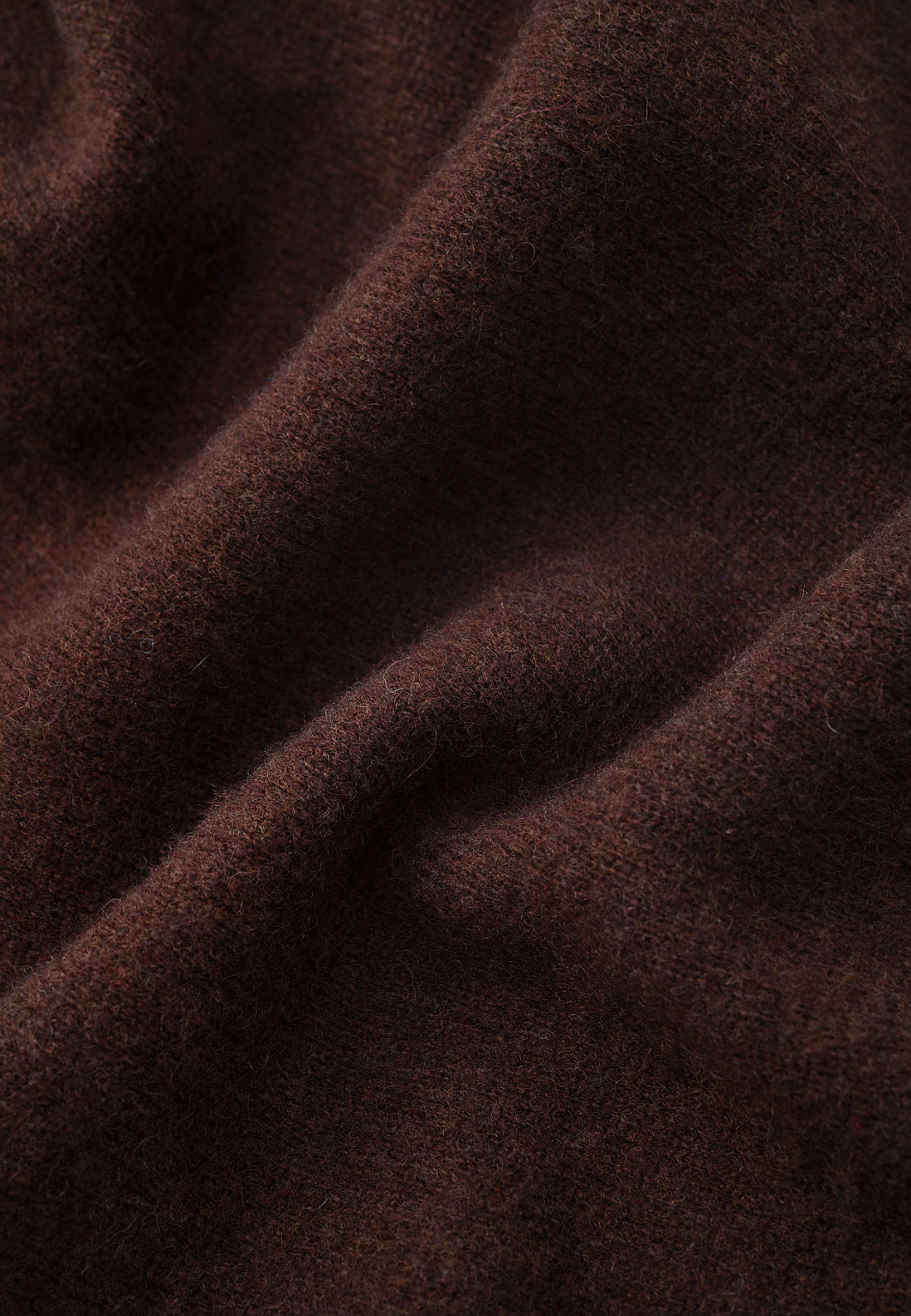 Trekantig halsduk i ull EDITH, från Carin Wester, i färgen Dark Brown. Klicka för att öppna bilden i stort format