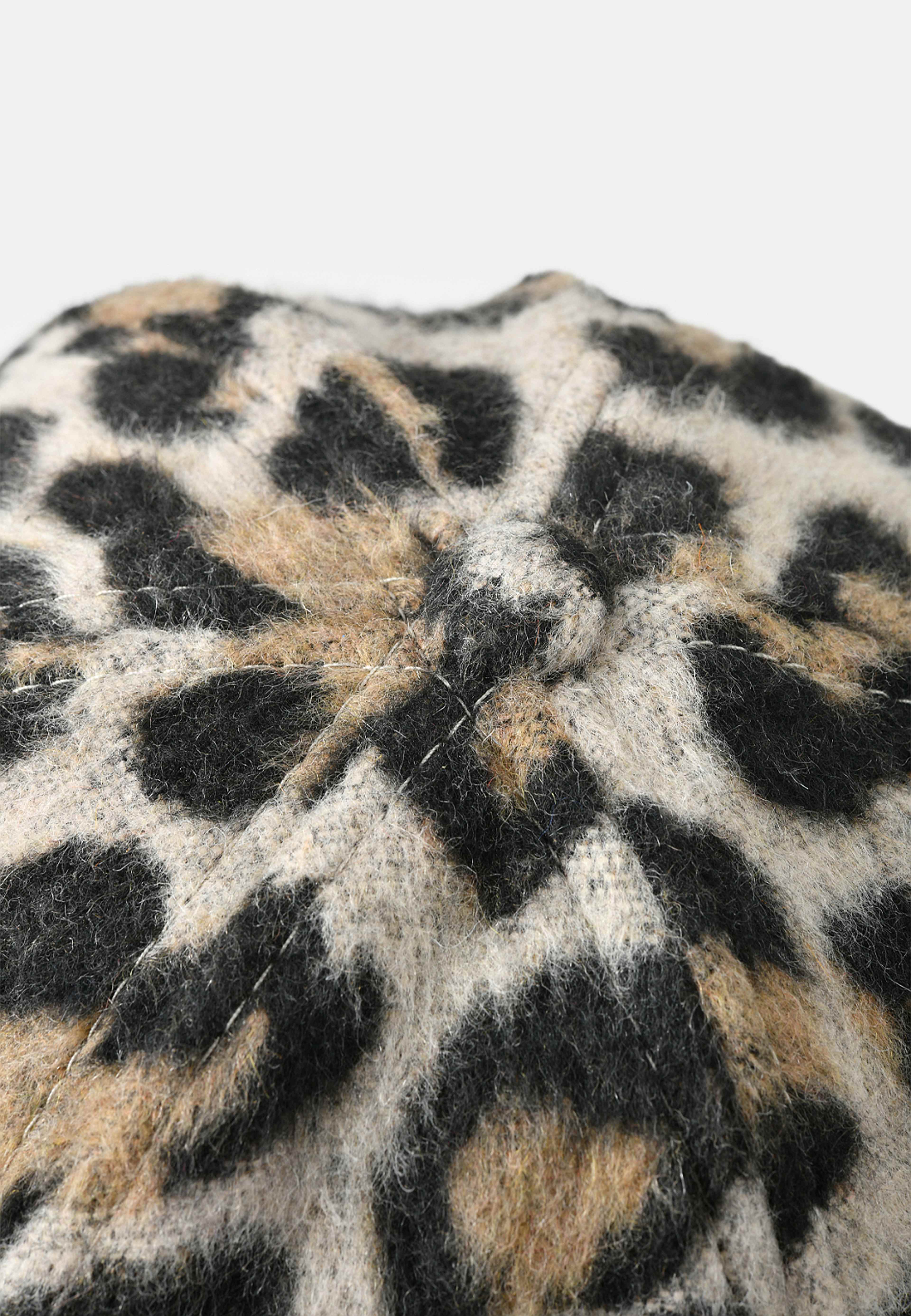 Leopardmönstrad keps LINNEA, från Å WOMAN, i färgen Grey. Klicka för att öppna bilden i stort format