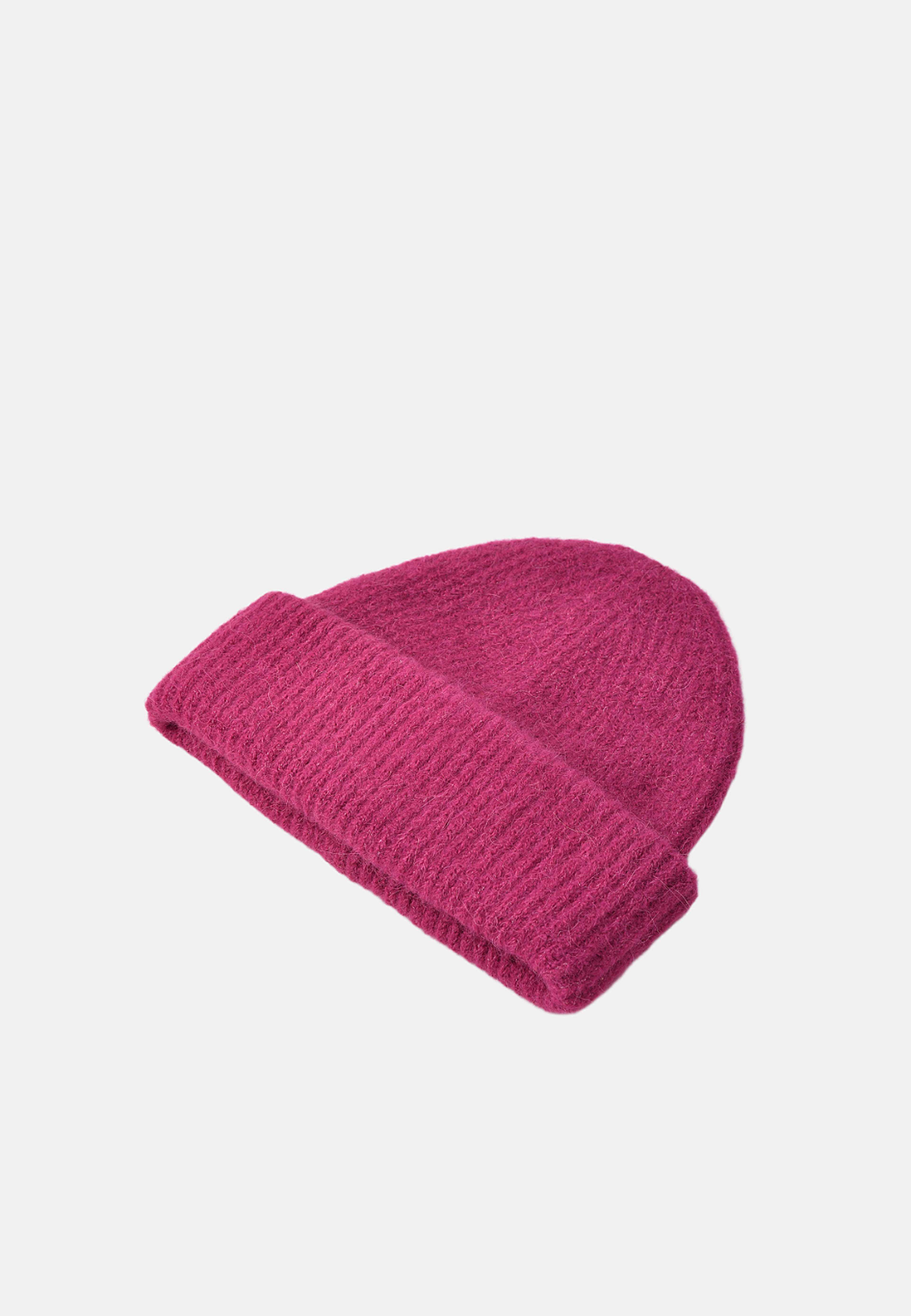 Tjockt stickad mössa JUNI, från Å WOMAN, i färgen Fuschia. Klicka för att öppna bilden i stort format