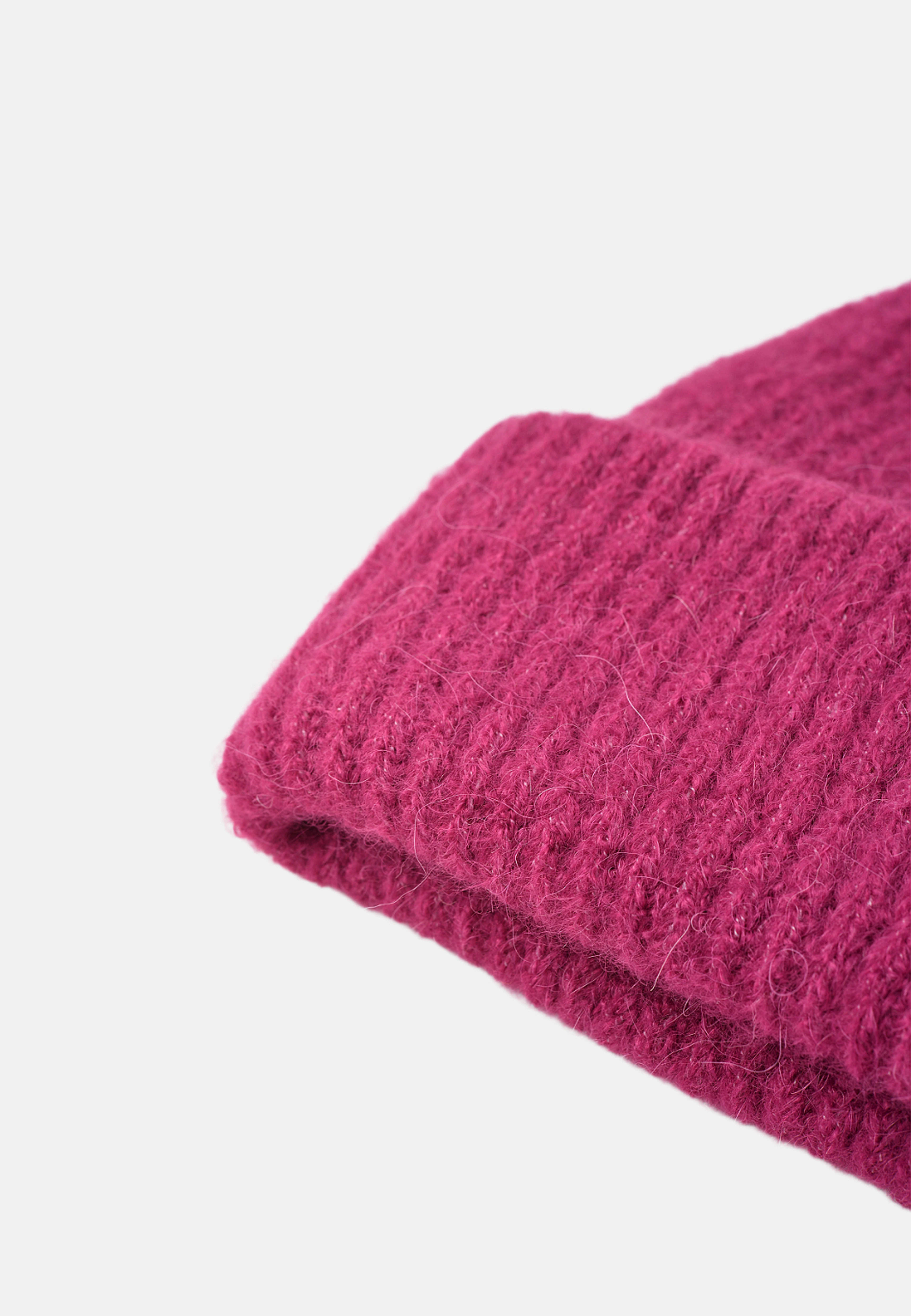 Tjockt stickad mössa JUNI, från Å WOMAN, i färgen Fuschia. Klicka för att öppna bilden i stort format