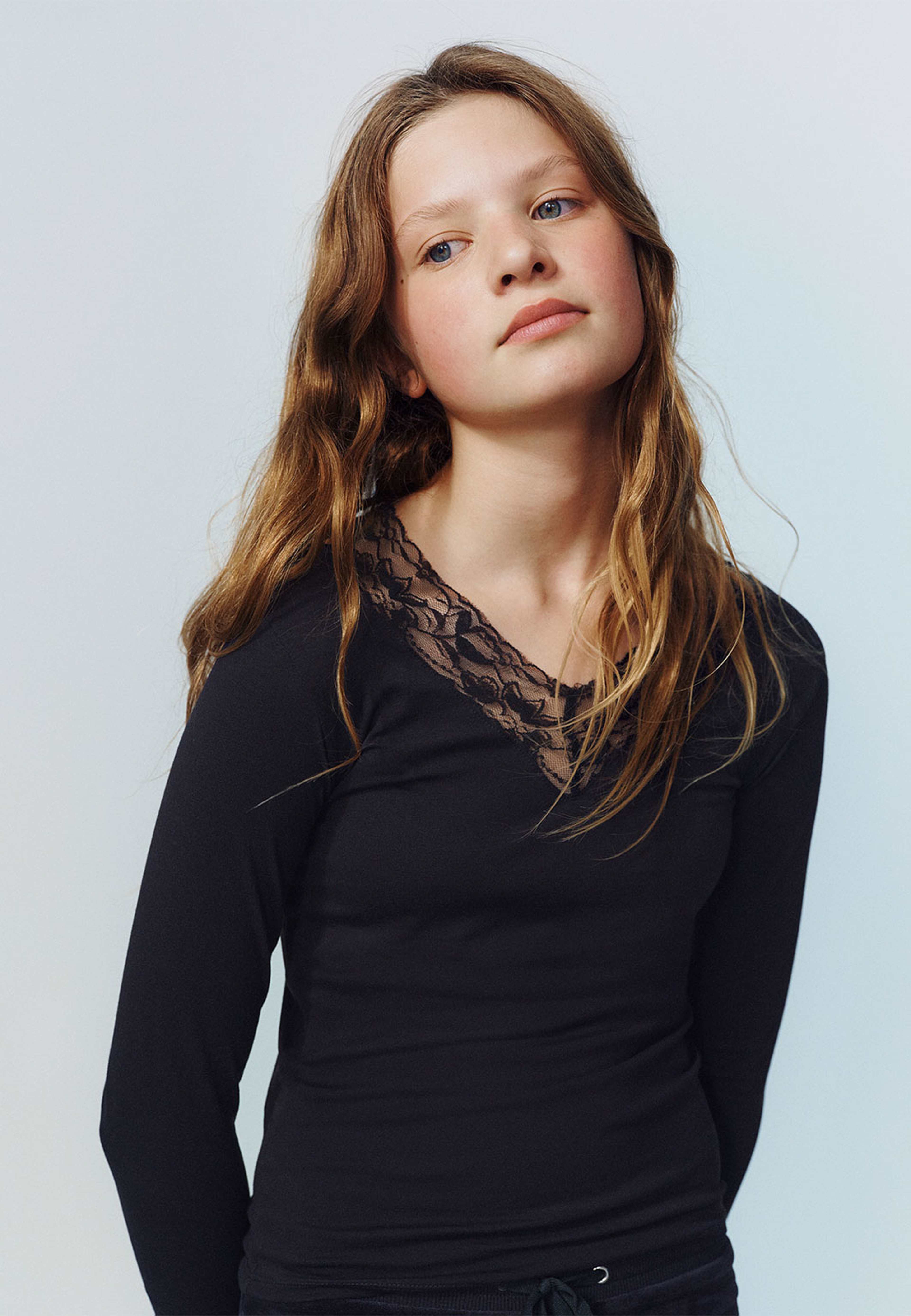Långärmad topp med spets BIANCA, från Å Young, i färgen Black. Klicka för att öppna bilden i stort format