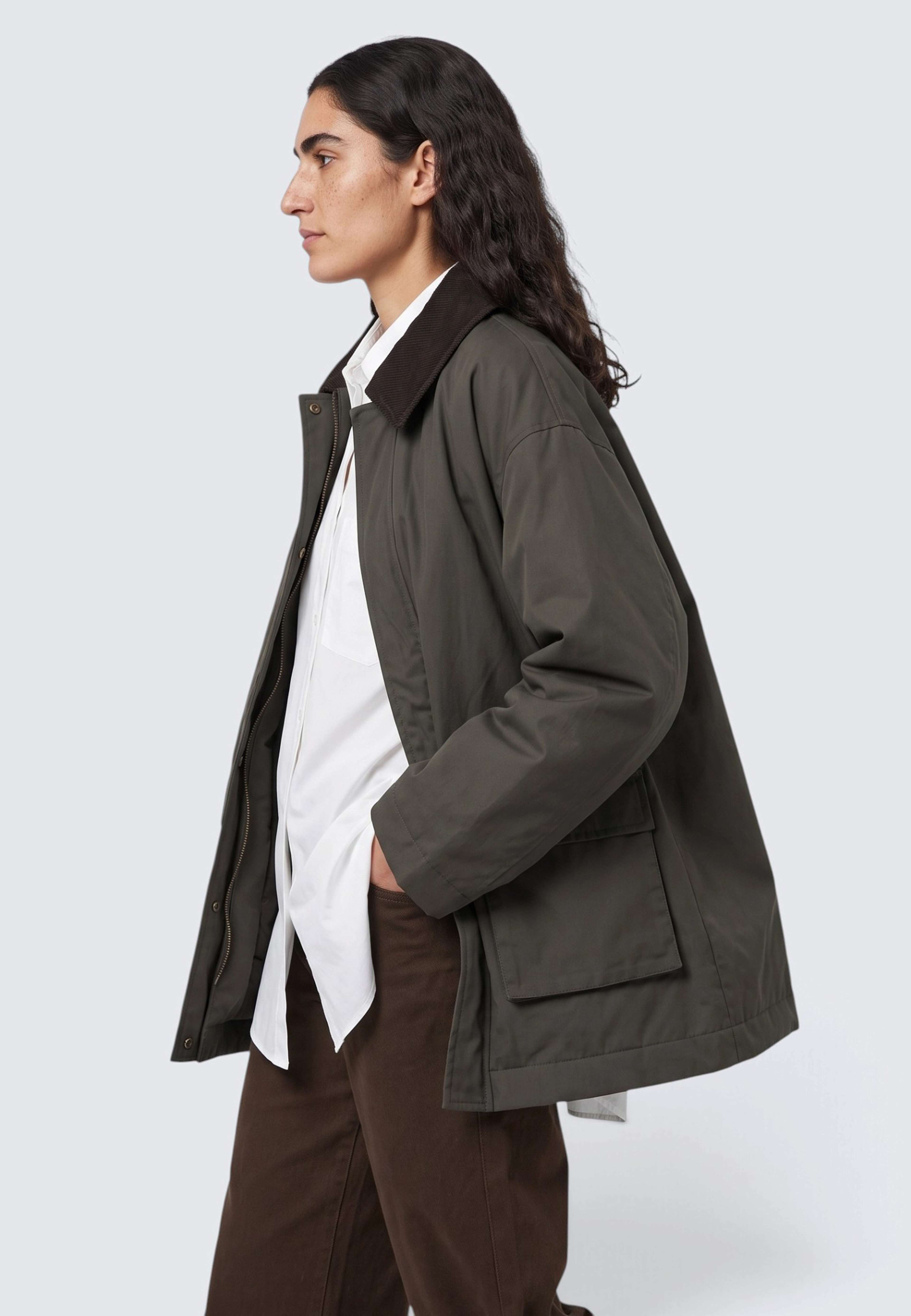 Vaxad bomullsjacka AMELA, från Carin Wester, i färgen Brown. Klicka för att öppna bilden i stort format