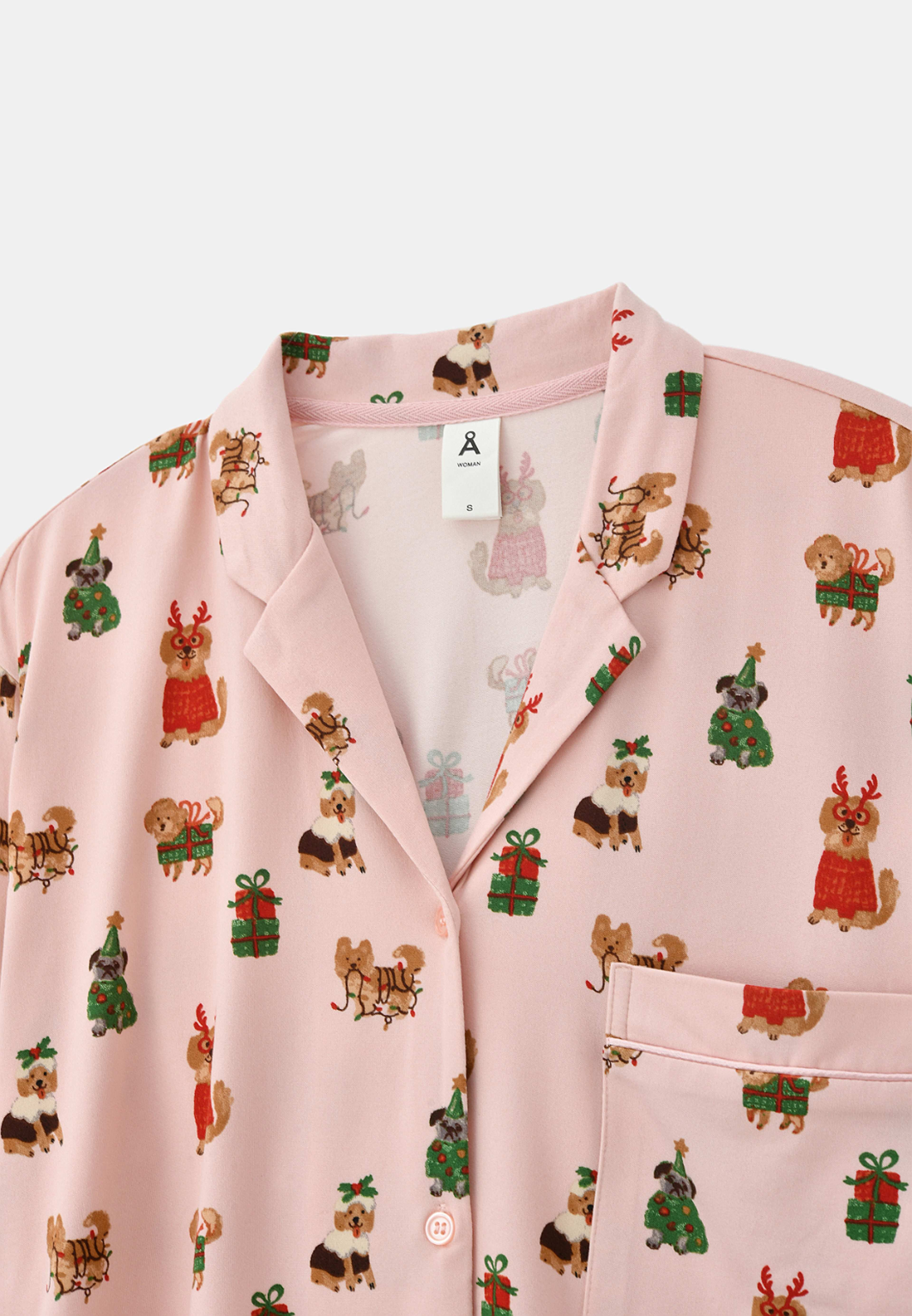 Julpyjamas HOLLY, från Å WOMAN, i färgen Holiday Lights. Klicka för att öppna bilden i stort format