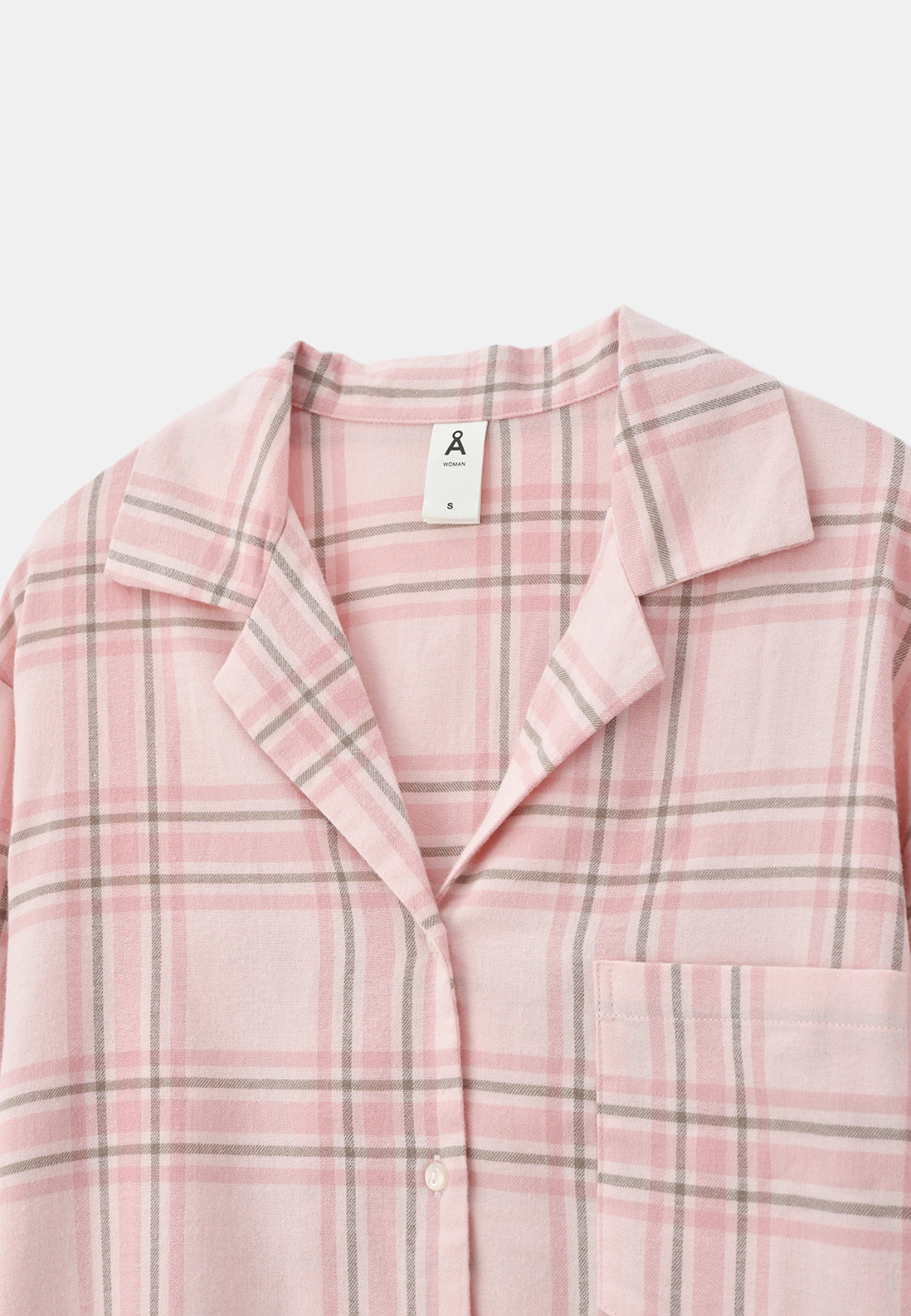 Rutig flanellpyjamas PENNYLANE, från Å WOMAN, i färgen Dark Pink. Klicka för att öppna bilden i stort format
