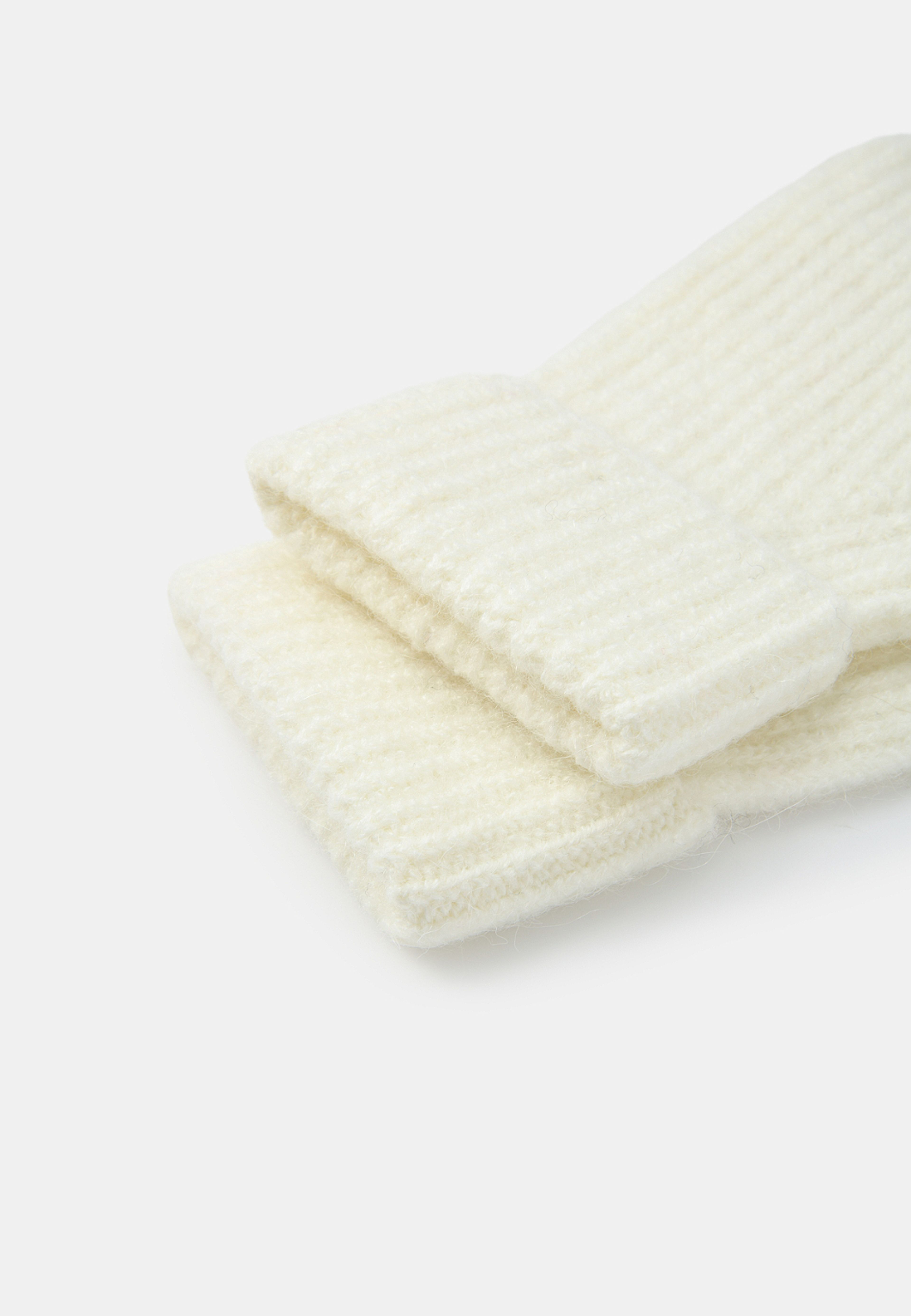 Tumvantar JUNI, från Å WOMAN, i färgen Creme White. Klicka för att öppna bilden i stort format