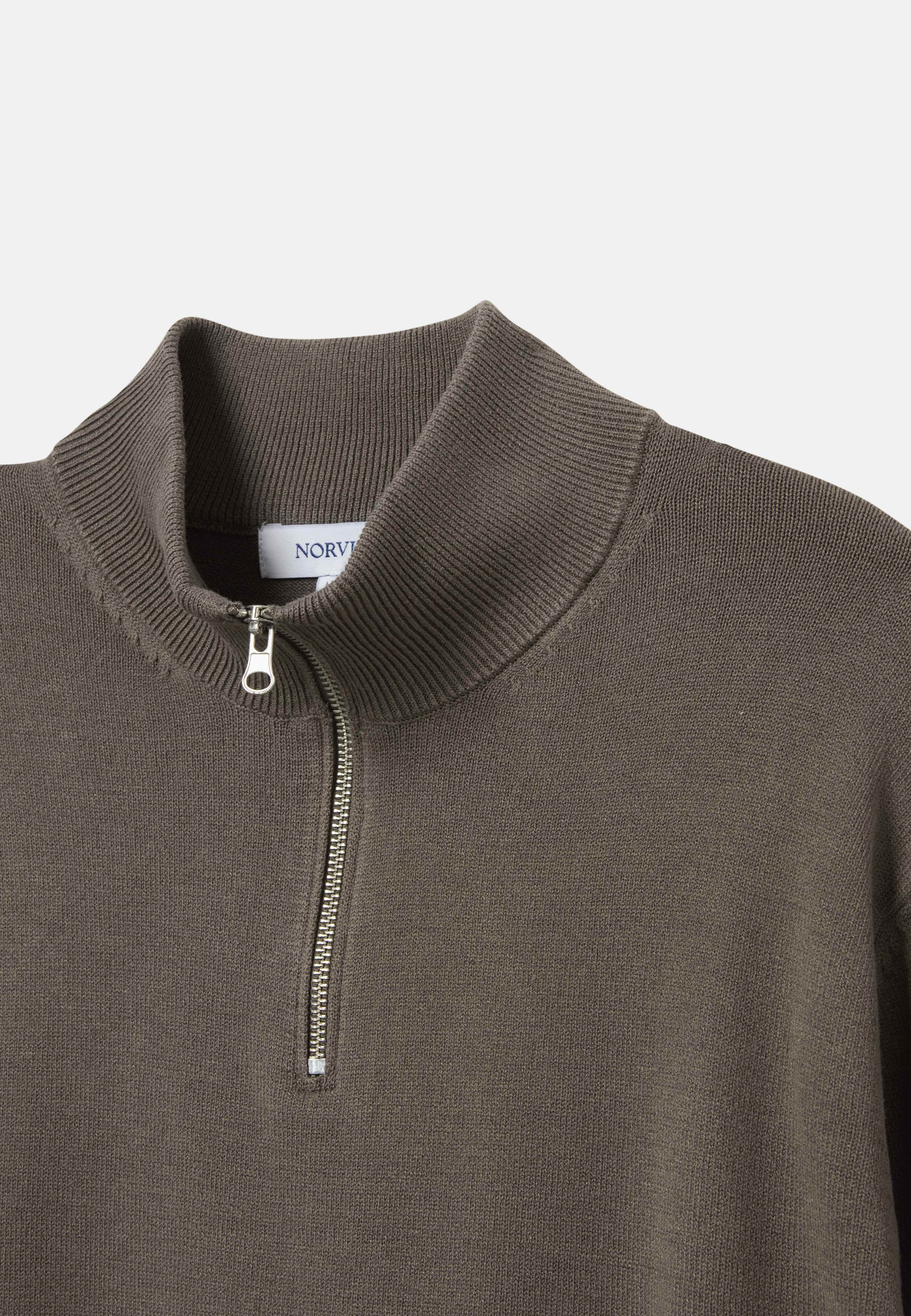 Tröja med half zip ILYA, från NORVIE, i färgen Mole. Klicka för att öppna bilden i stort format