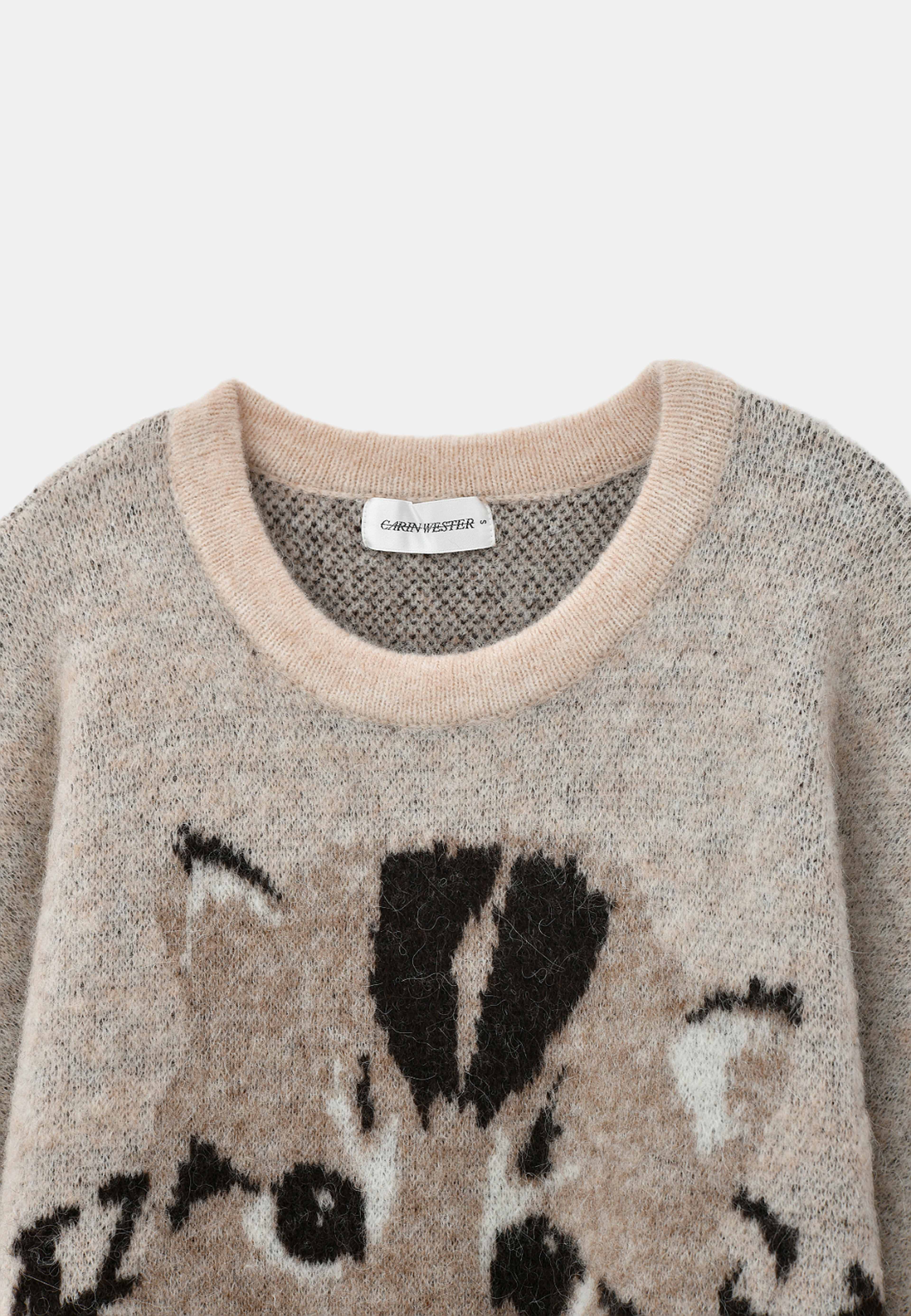 Stickad tröja EVY, från Carin Wester, i färgen Cat monogram. Klicka för att öppna bilden i stort format