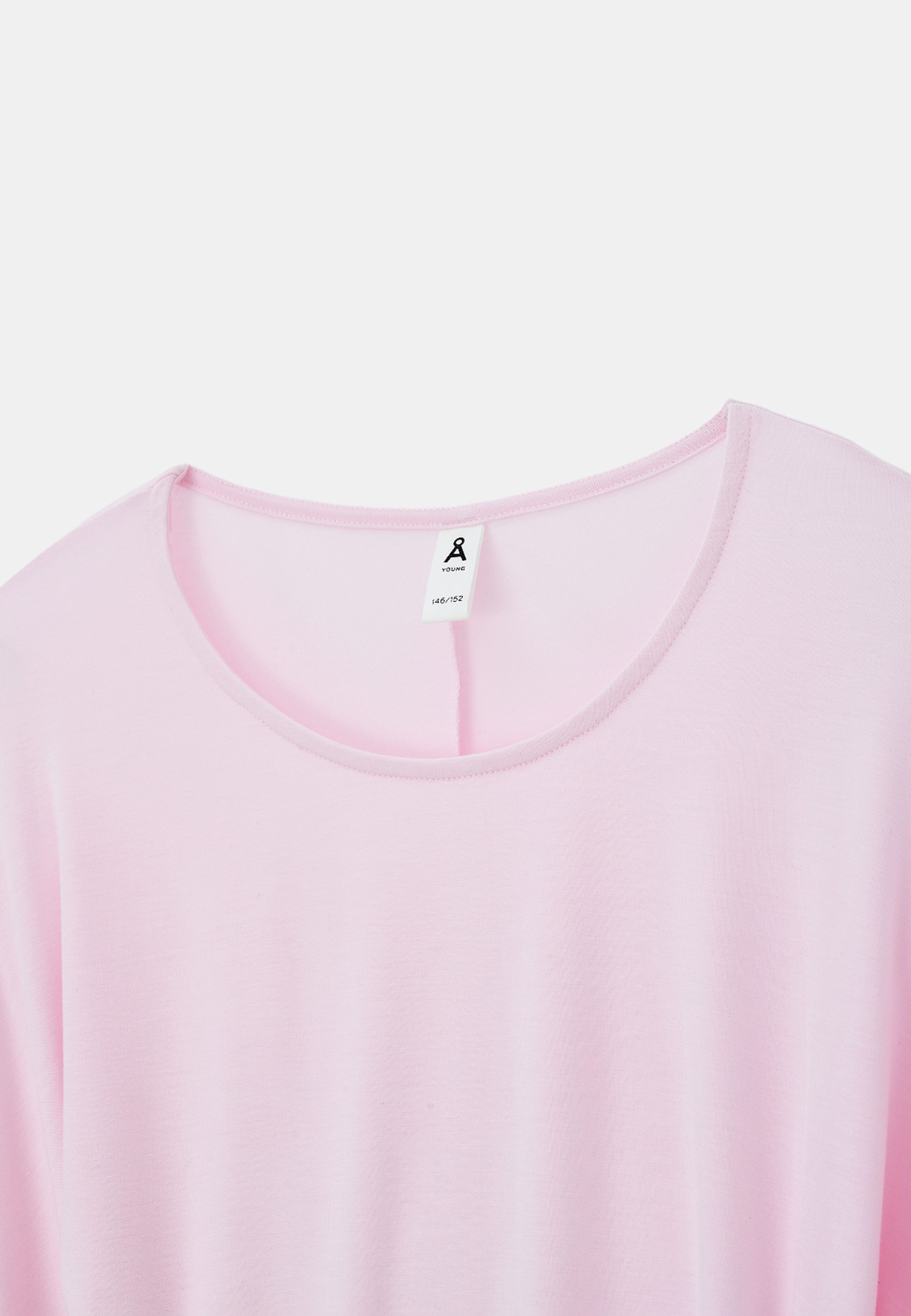 Bat wing jerseytopp EMILY, från Å Young, i färgen Light Pink. Klicka för att öppna bilden i stort format