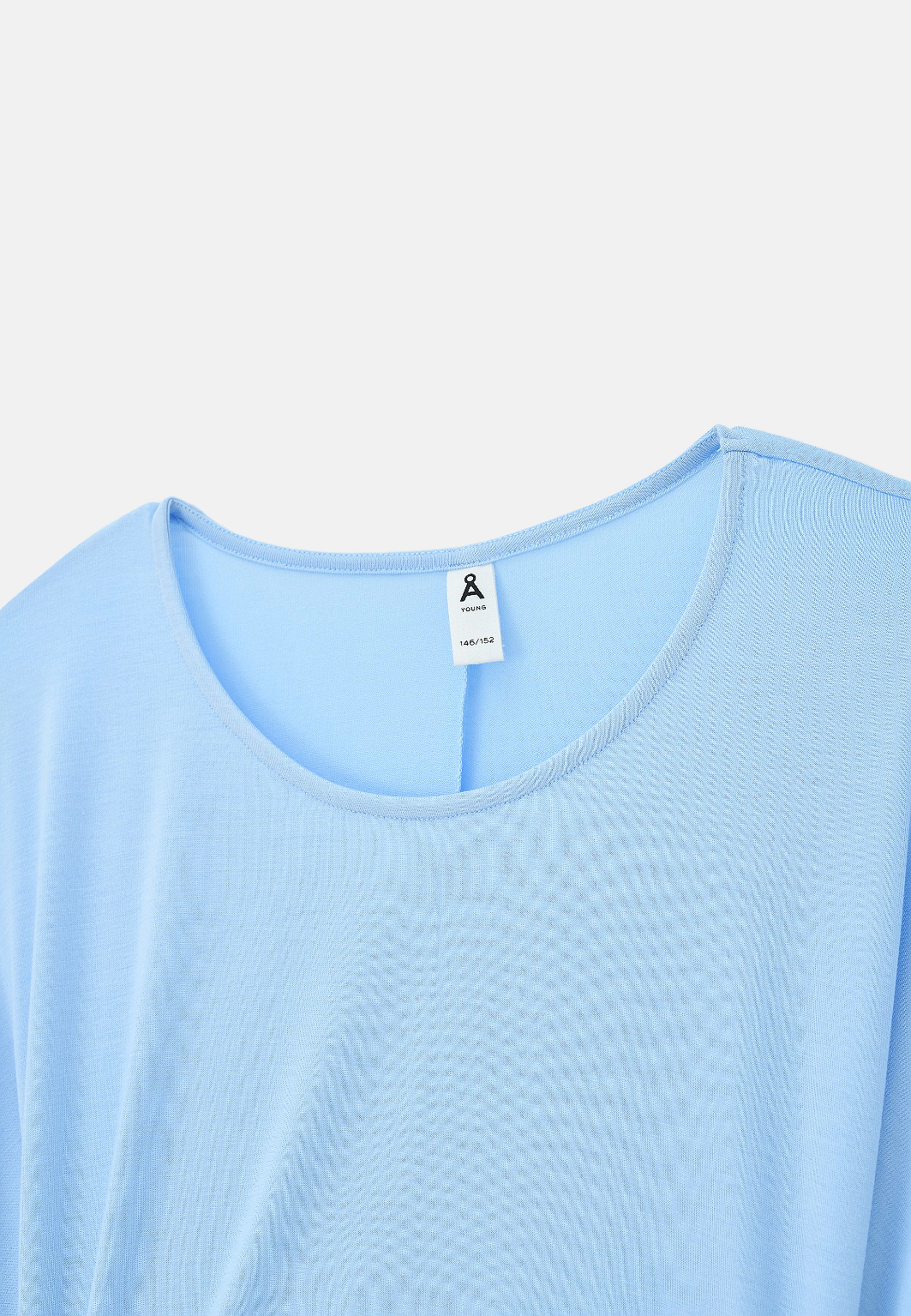 Bat wing jerseytopp EMILY, från Å Young, i färgen Light Blue. Klicka för att öppna bilden i stort format