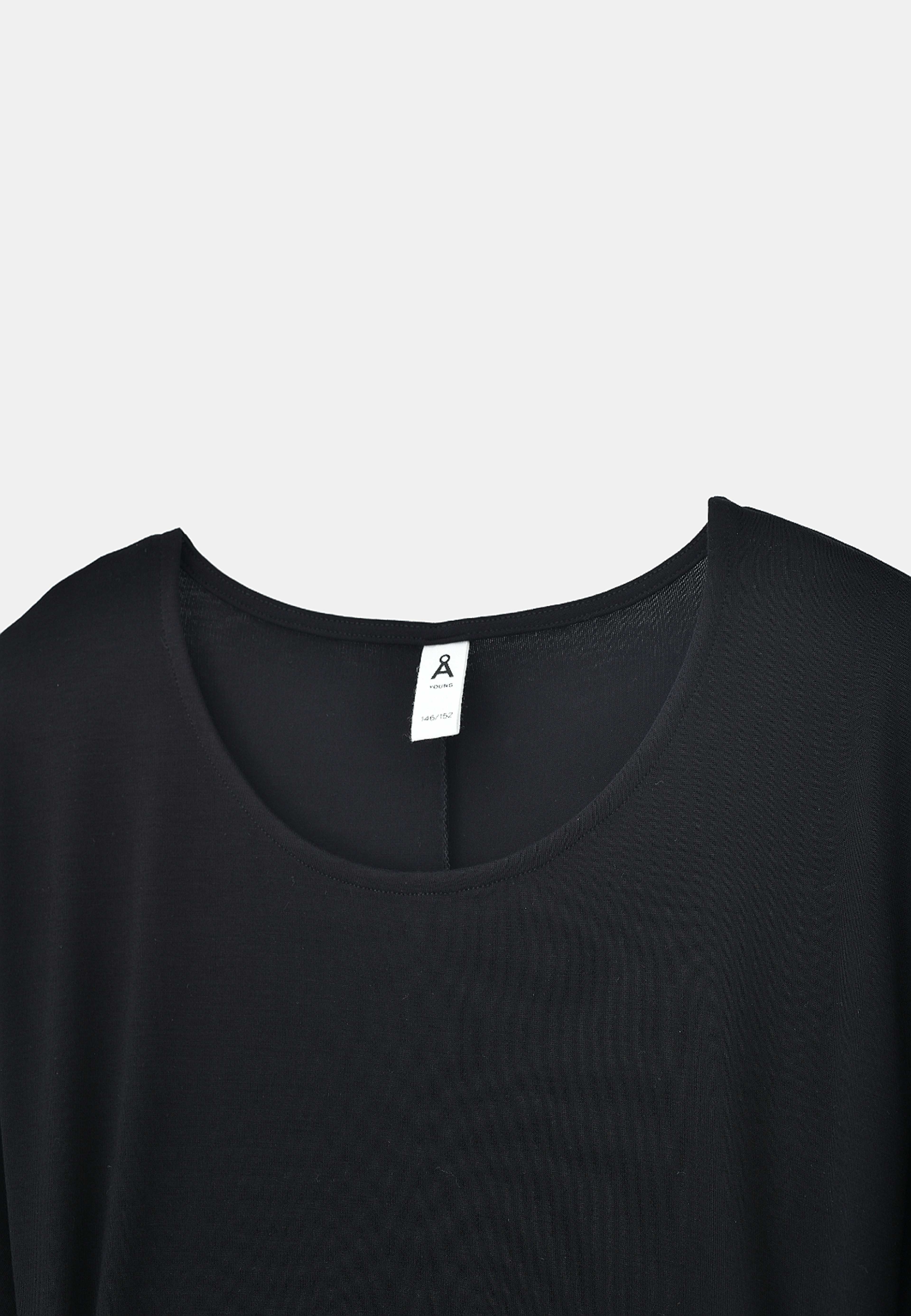 Bat wing jerseytopp EMILY, från Å Young, i färgen Black. Klicka för att öppna bilden i stort format